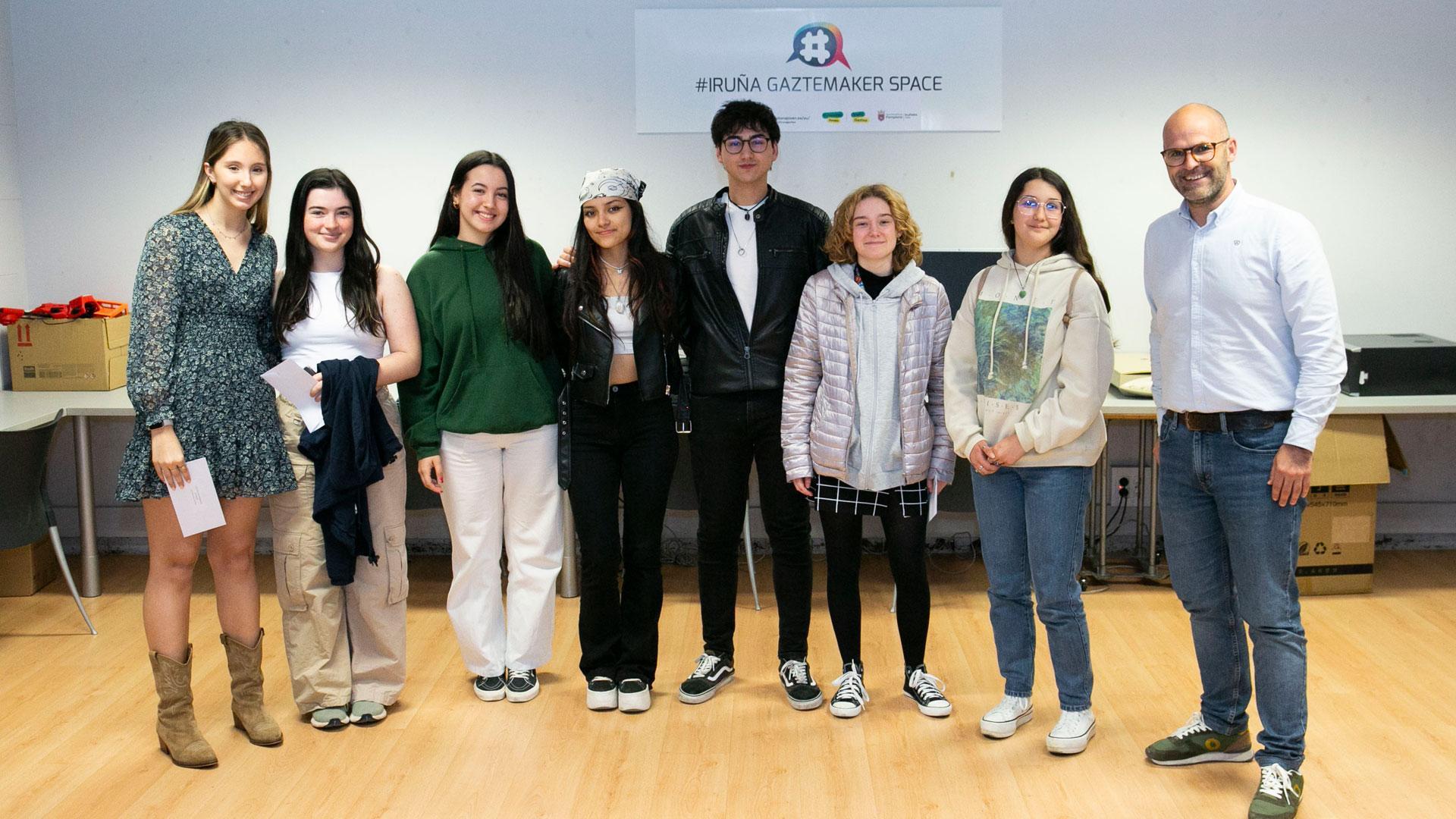 Los ganadores del Iruñarrivial junto a Fernando Aranguren, concejal especial de Juventud del Ayuntamiento de Pamplona