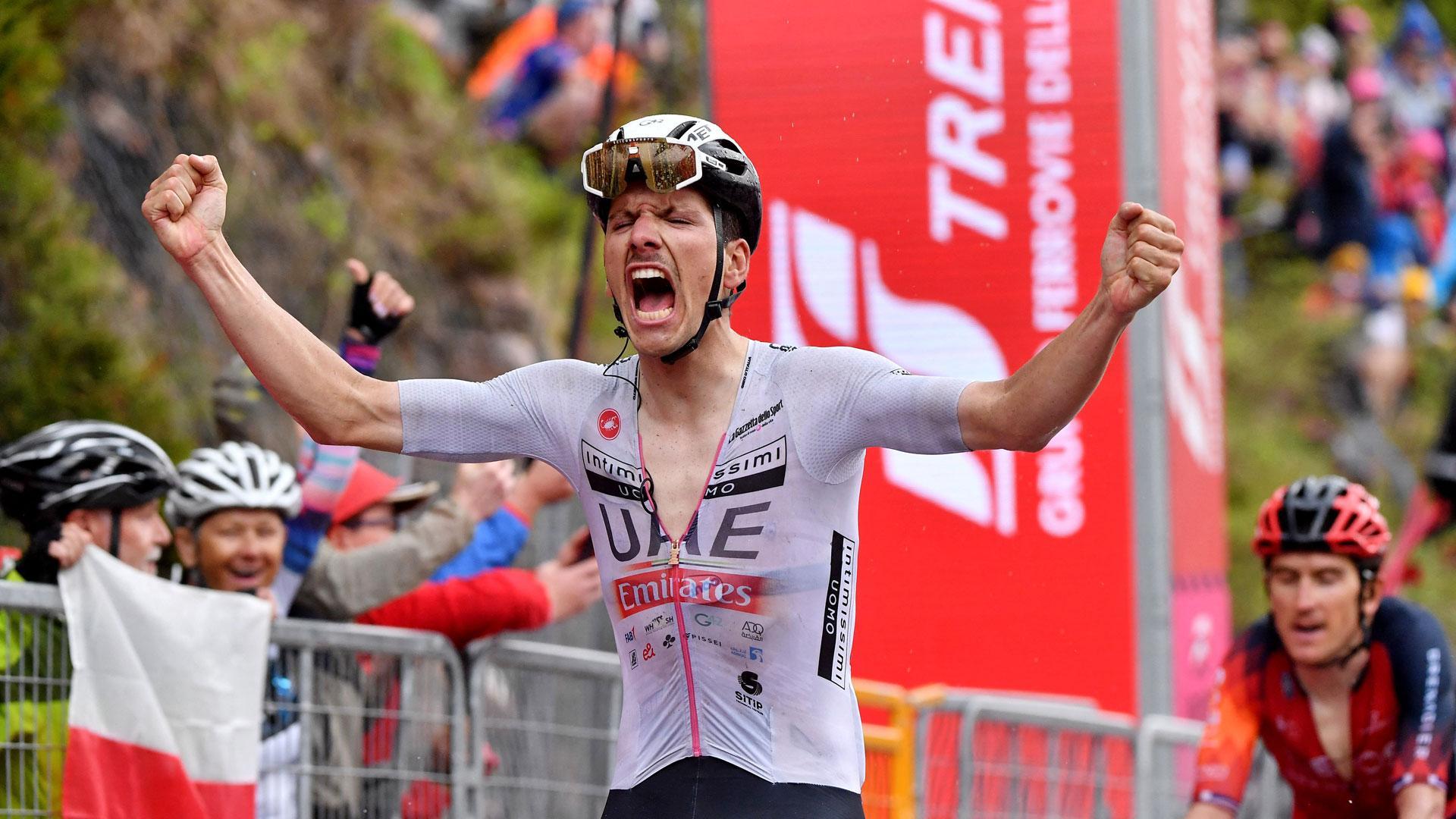 Joao Almeida celebra su victoria en el Giro