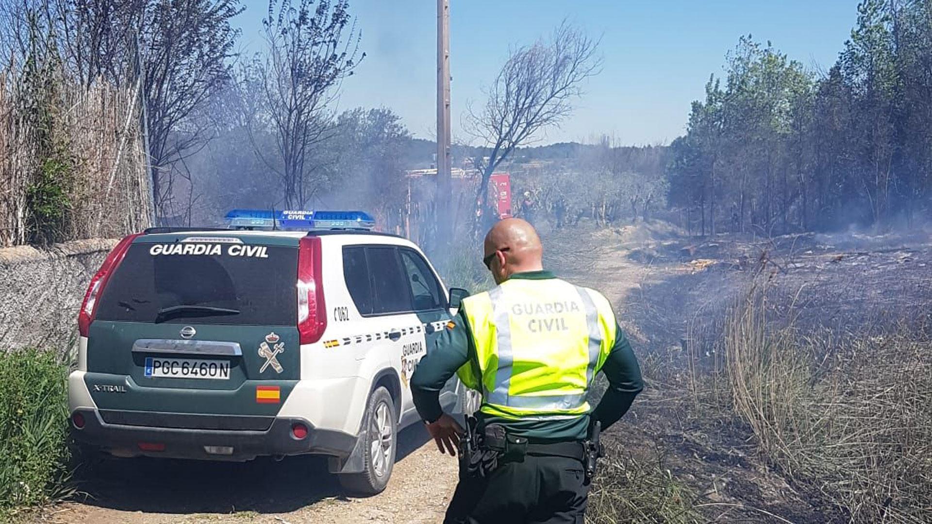 Un agente de la Guardia Civil en el lugar del incendio que provocó el detenido en Corella