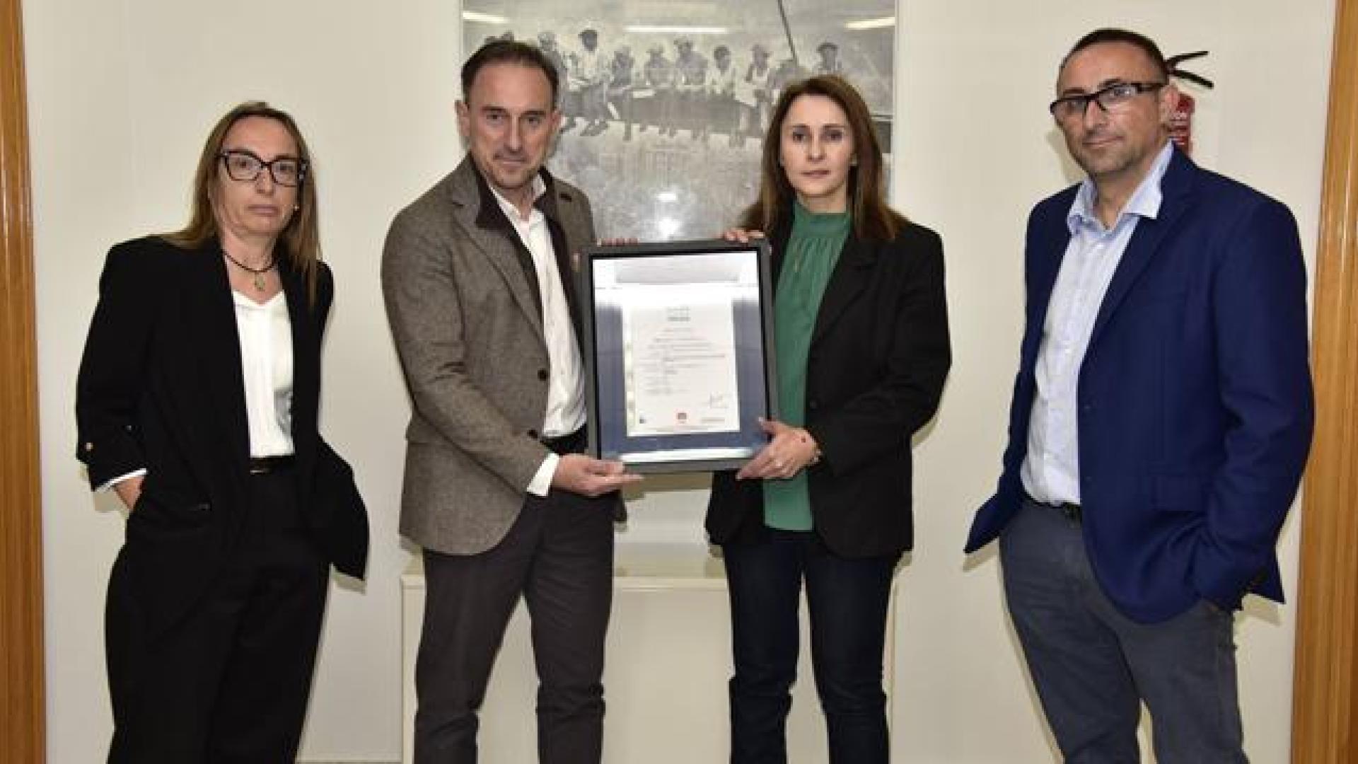 De izda a dcha, Gemma Lizaldre, responsable de implantación del certificado BRC Packaging V6; Michel Lumbreras, director de AENOR; y Ana María Jarauta y Miguel Ángel Jarauta, socios de Gráficas J. Marín, en el acto de entrega del certificado.