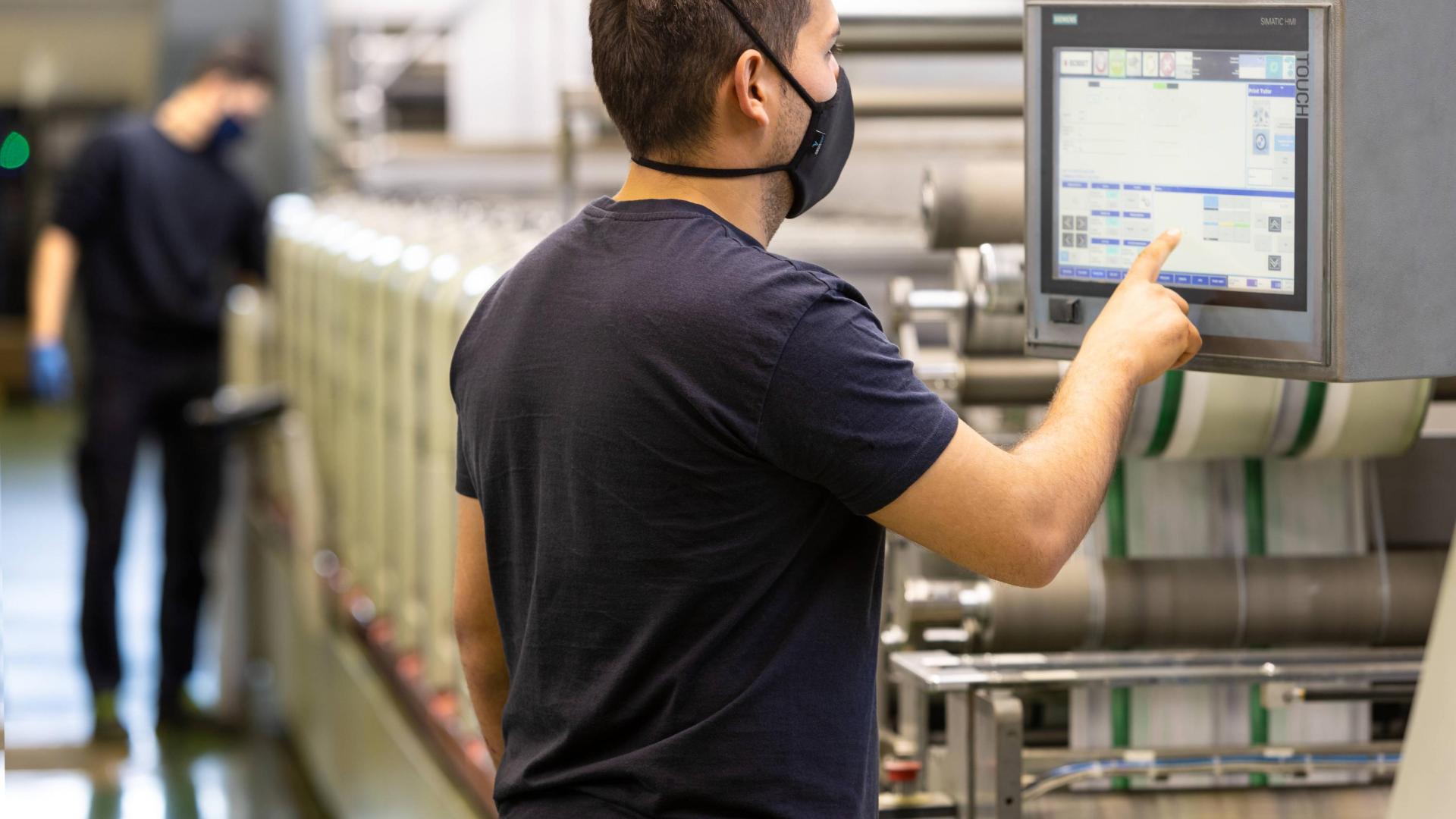 Un trabajador de Gráficas J.Marín, en las instalaciones de Murchante