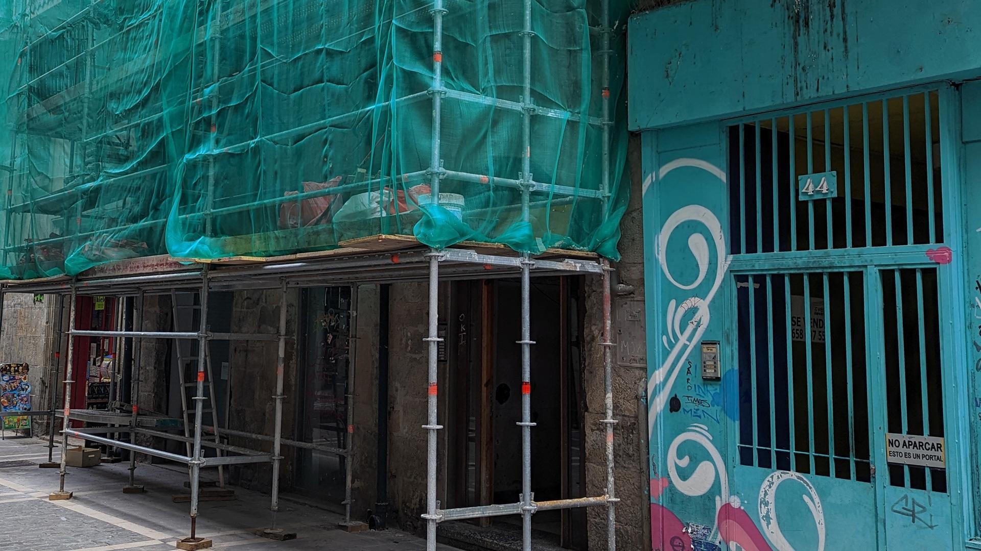 Andamios en un edificio en obras en Pamplona
