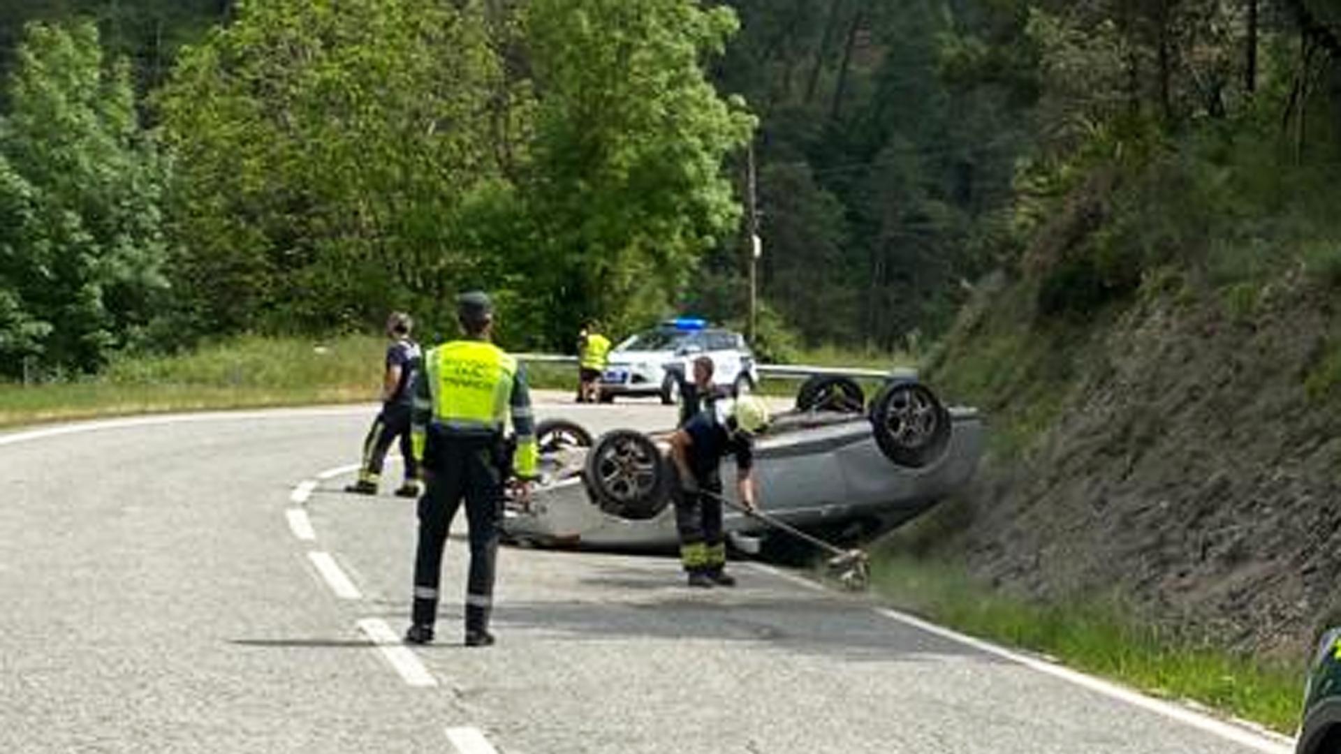 Patrullas de la Guardia Civil regulan el tráfico mientras Bomberos de Navarra realizan las labores de limpieza