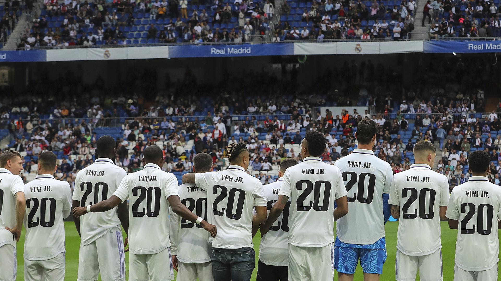 Los jugadores del Real Madrid, con la camiseta de Vinícius Jr., antes del inicio del e ncuentro.