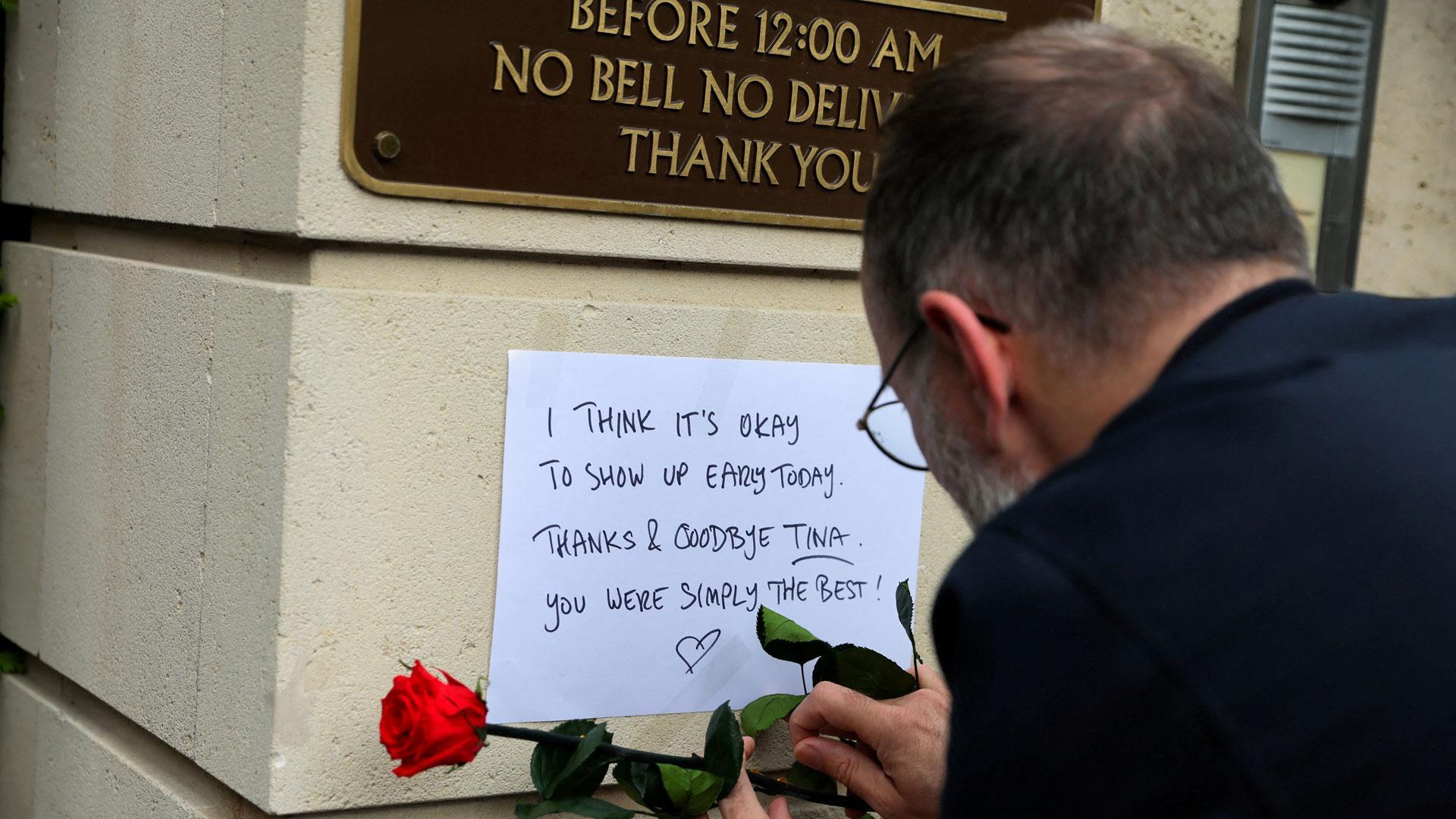 Un fan de Tina Turner deposita una rosa y un mensaje en la puerta de acceso a la vivienda de la cantante en Kuesnacht, Suiza