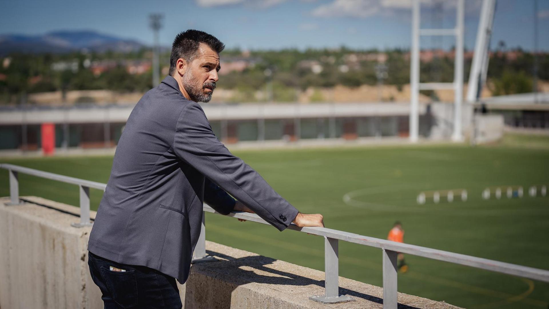 Hugo Silva da vida a Alberto Martín Ruiz, alias Beto, un exfutbolista reconvertido en representante de jugadores