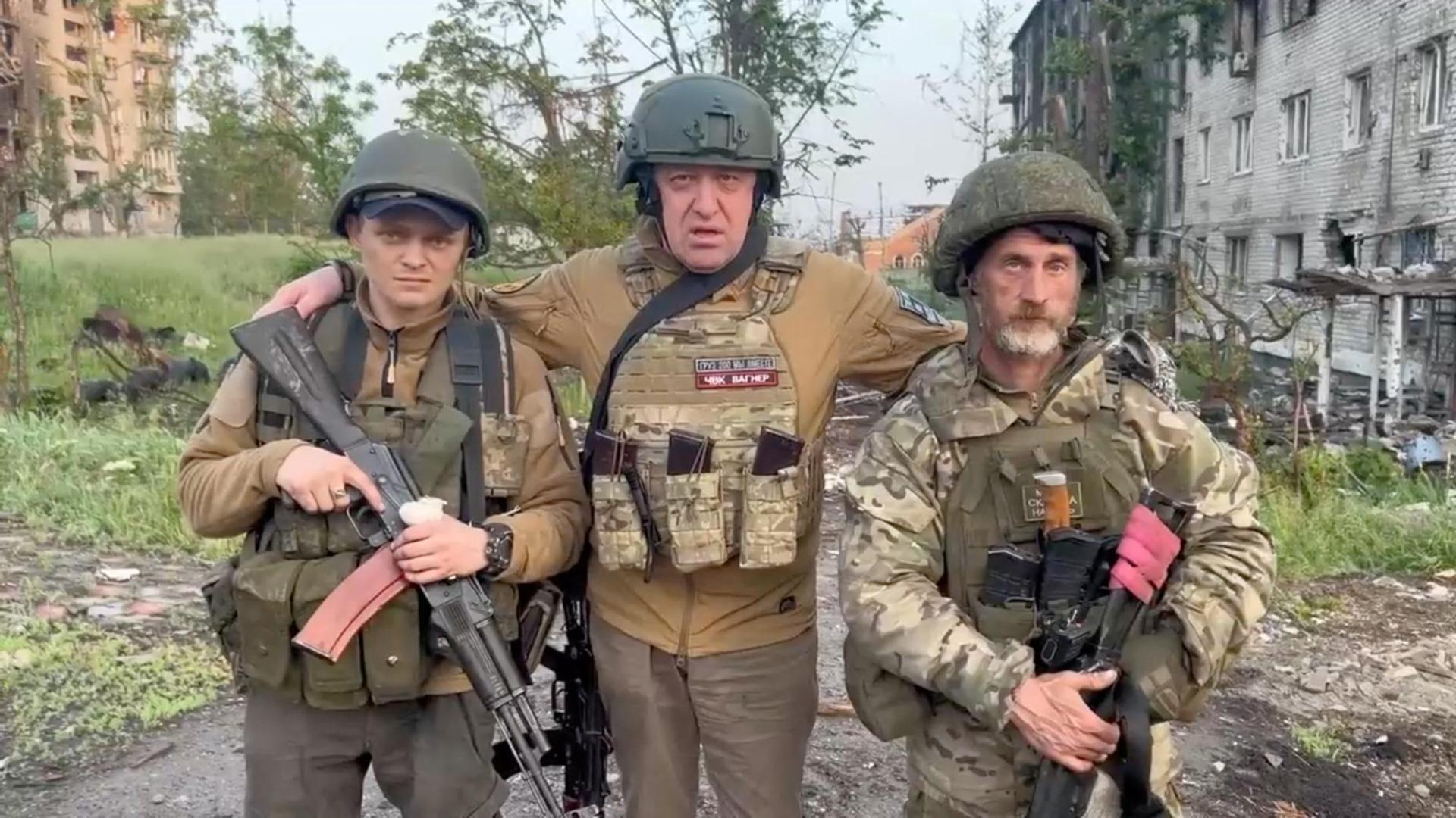 Yevgeny Prigozhin, con dos mercenarios en Bajmut