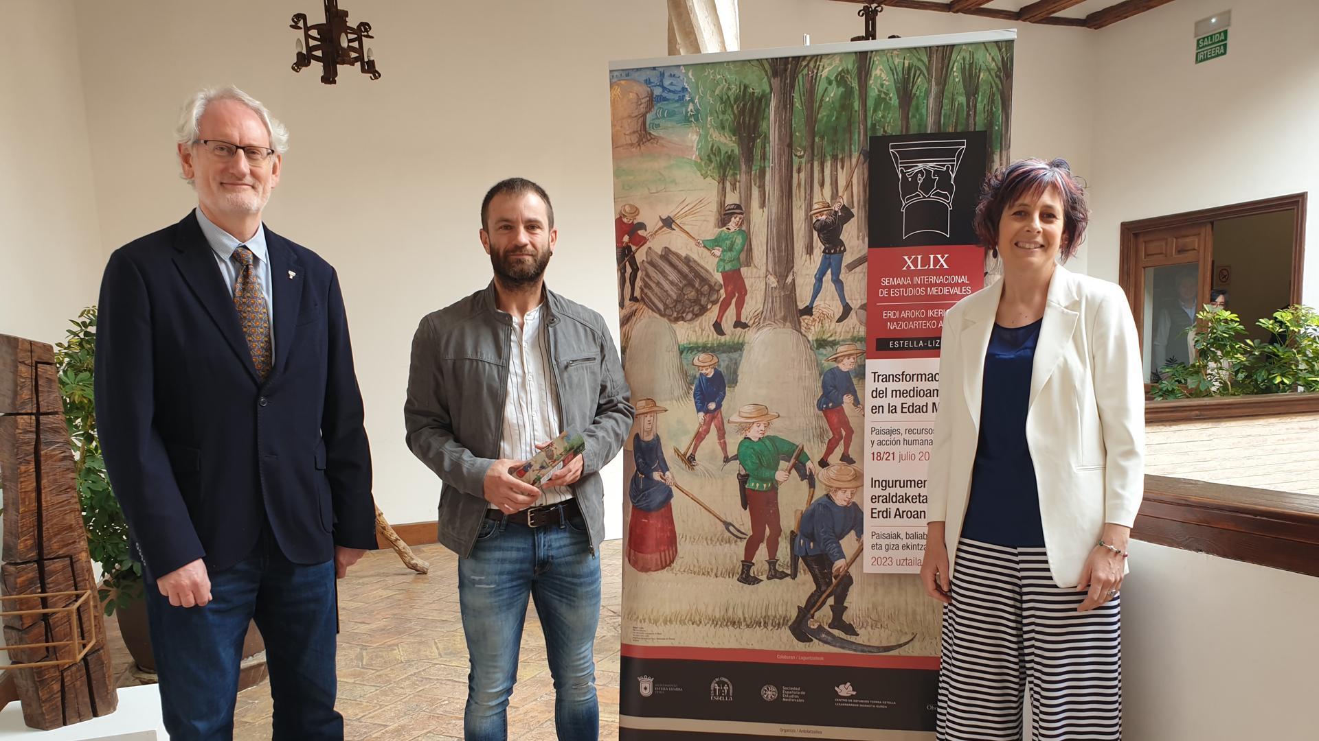 Carlos Laliena, coordinador de la SIEM, Koldo Leoz, alcalde de Estella, y Rebeca Esnaola, consejera de Cultura y Deporte