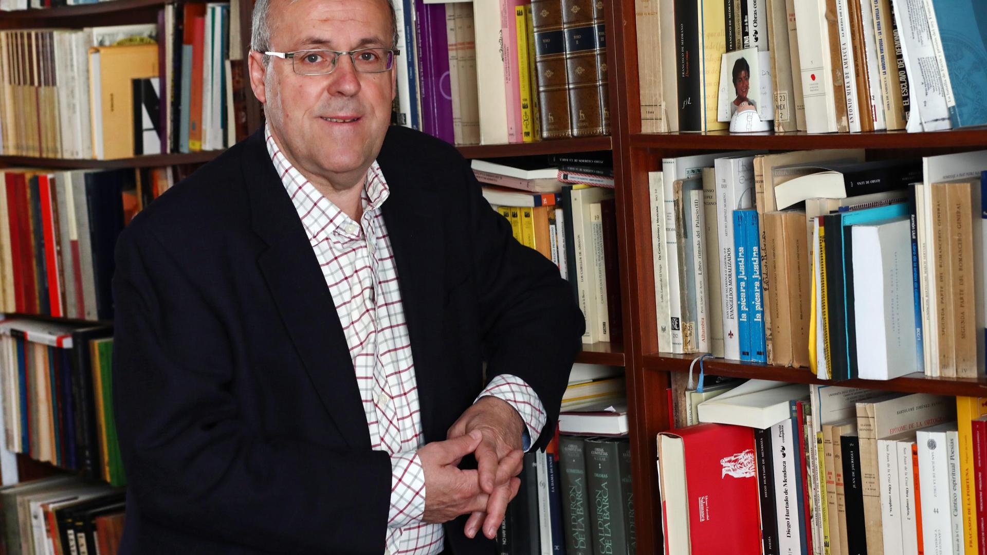 El catedrático de Literatura de la Universidad de Navarra Miguel Zugasti, en la biblioteca de su domicilio en Pamplona.