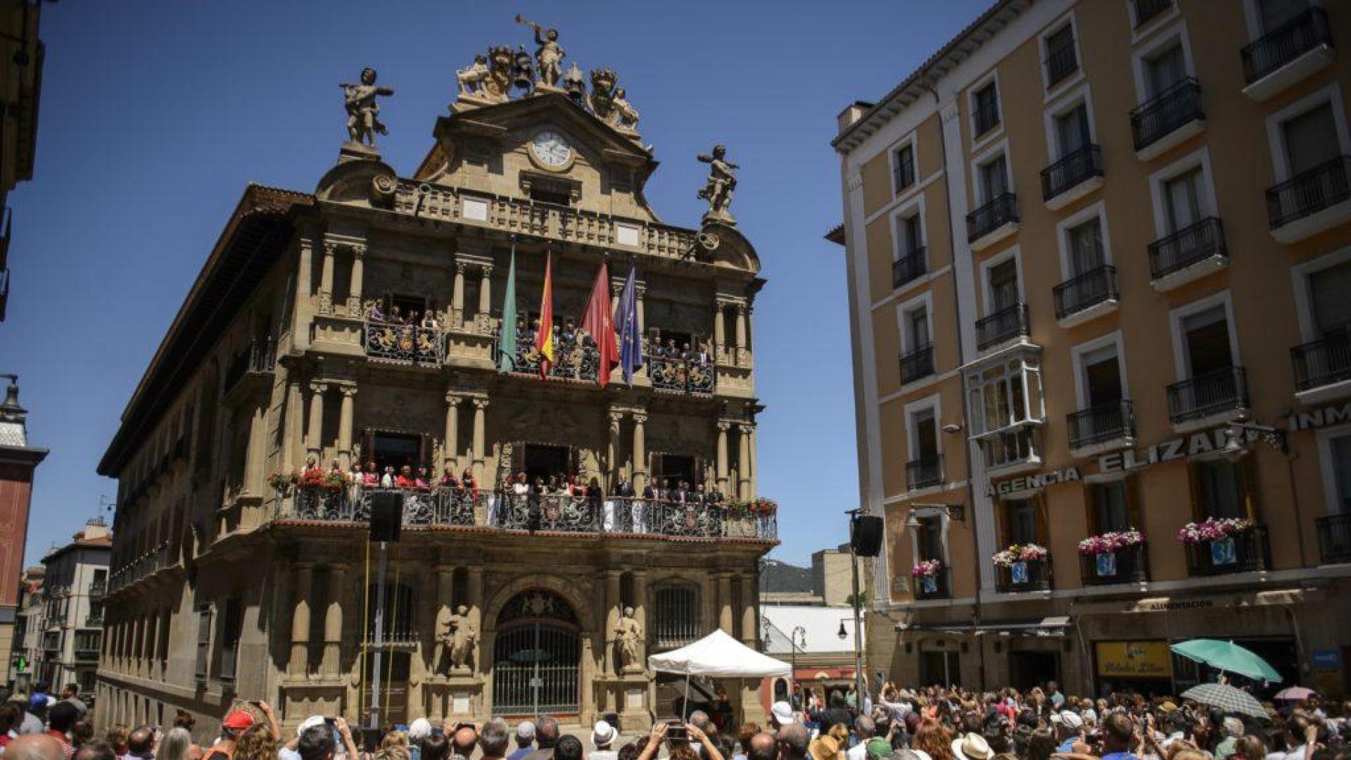 El sábado vuelve la ópera desde los balcones del Ayuntamiento de Pamplona con AGAO.