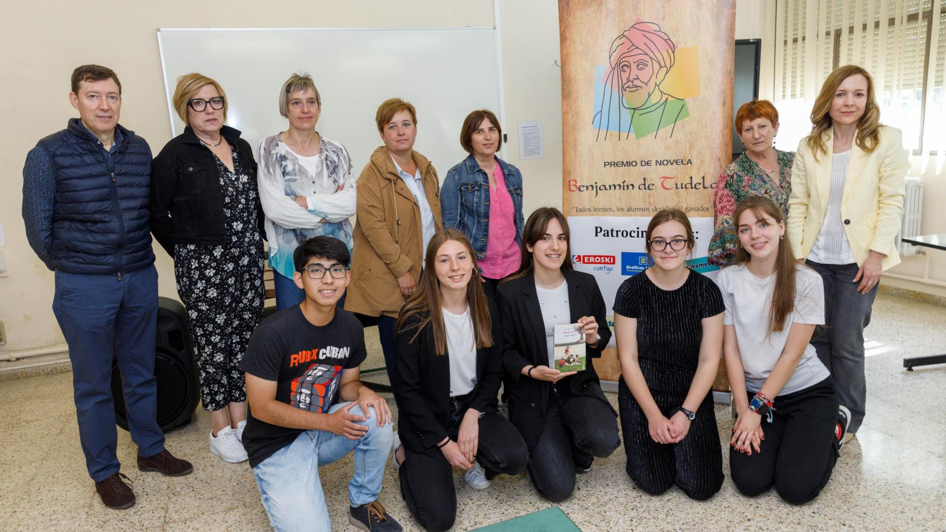 Detrás, de izda. a dcha., los profesores Rafael Rodríguez Natera, Inmaculada Villar Magallón, Arantxa Izco Palacios, Nuria Bericat Pórtoles, Natalia Álvarez Rivas, Ana María Cerdán Remón y María Pilar Ballarín Lloret. Agachados, también de izda. a dcha., los alumnos Pablo Gaona Nieto, Aroa Mediavilla Jiménez, Irene Jiménez Lorente -con el libro ganador-, Susana Castel-Ruiz Urzáiz y Rocío Aaldering Delmoro.