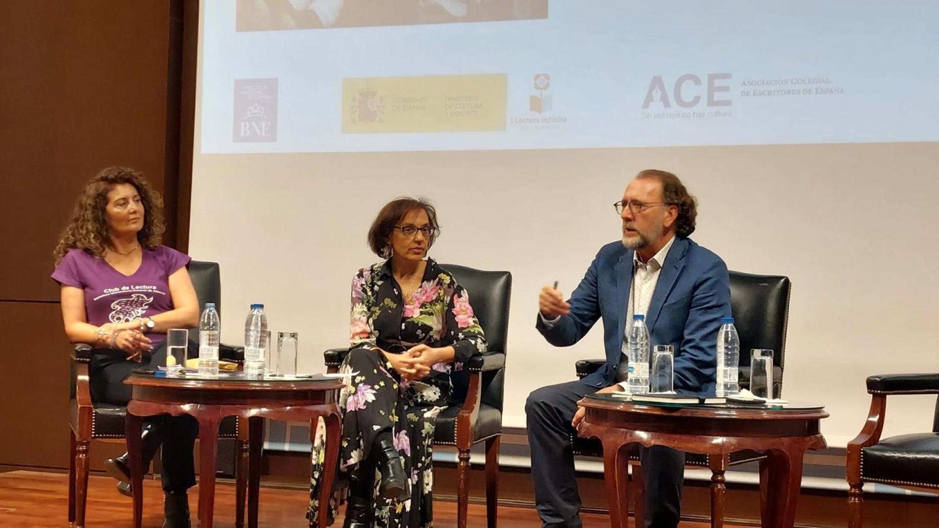 La responsable del Club de Lectura de la UPNA, Begoña Espoz (en el centro de la foto), en una de las dos mesas redondas en las que participó