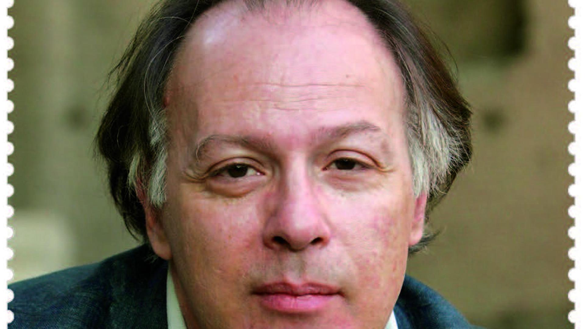 Imagen del sello dedicado por Correos a Javier Marías
