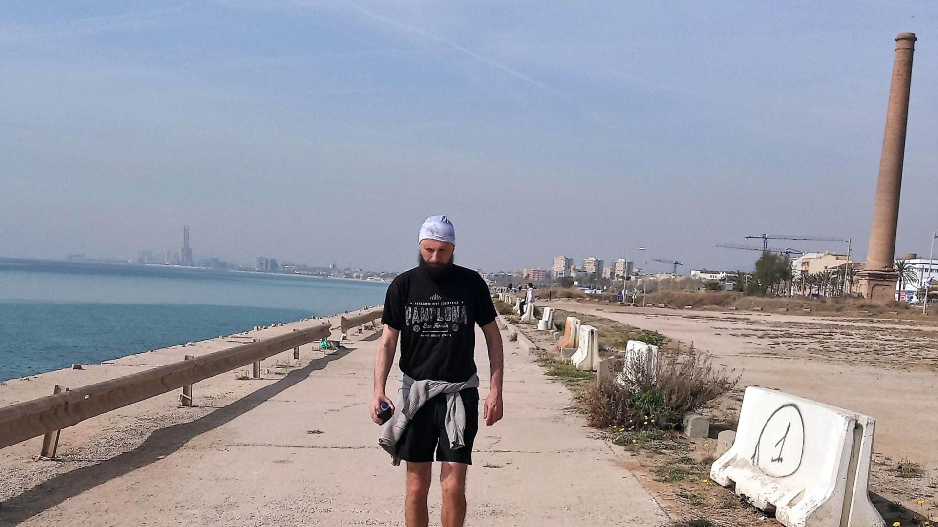 El vecino de Tudela Gabe Abrahams, durante su caminata a lo largo de la costa barcelonesa