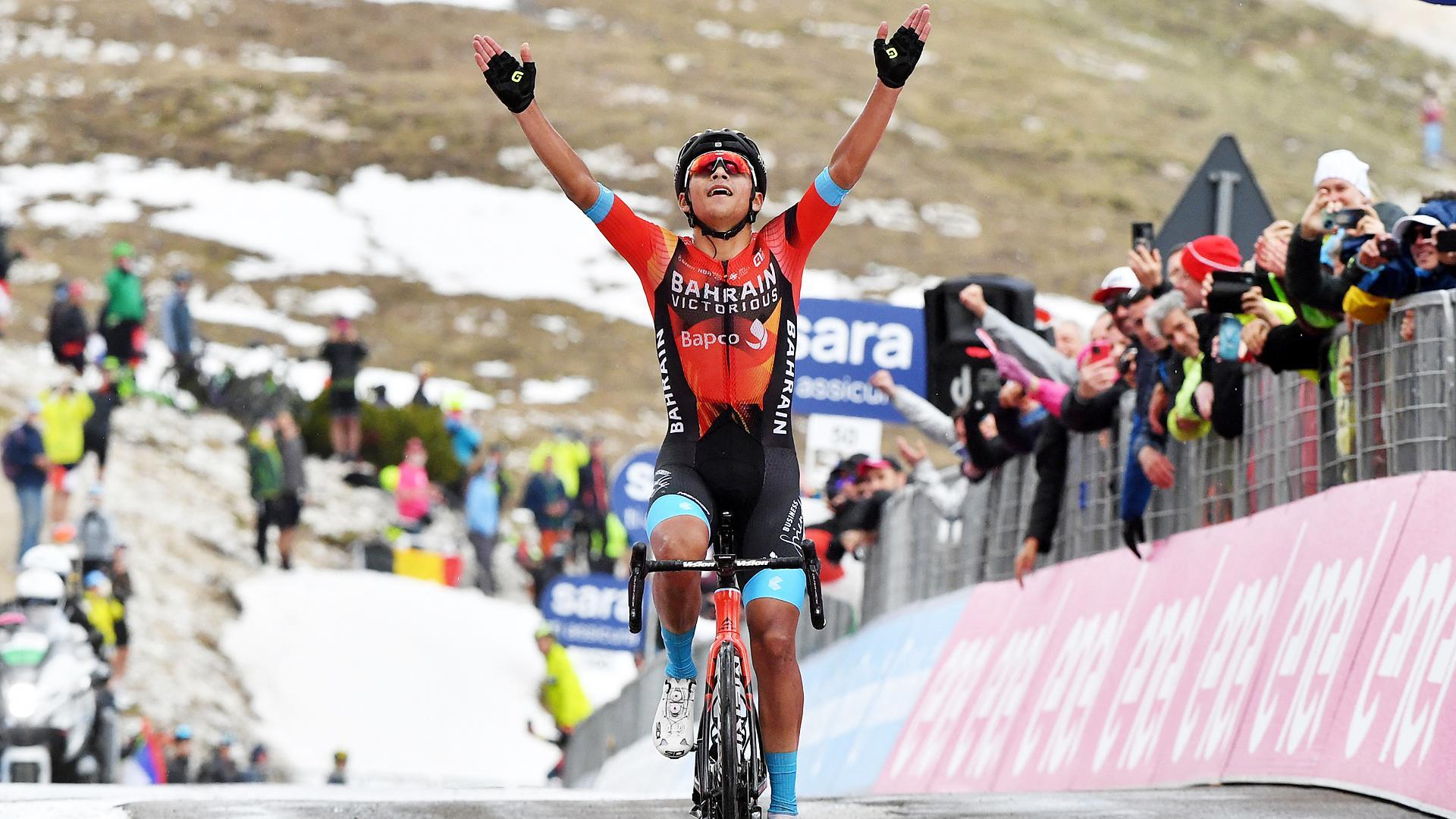 Brazos al cielo de Santiago Buitrago para celebrar el triunfo en la etapa reina del Giro de Italia 2023