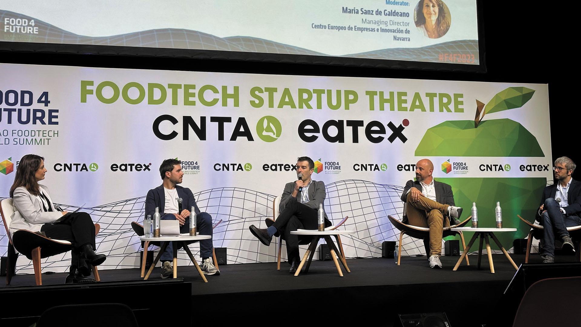 María Sanz de Galdeano (CEIN), Bosco Emparanza (Moa), Iván Nieto (Nulab), Urko Musquiz (Welfare Tracker) e Íñigo Lasheras (GreeTech) durante la celebración de una mesa redonda celebrada recientemente en la Expo Food Tech de Bilbao