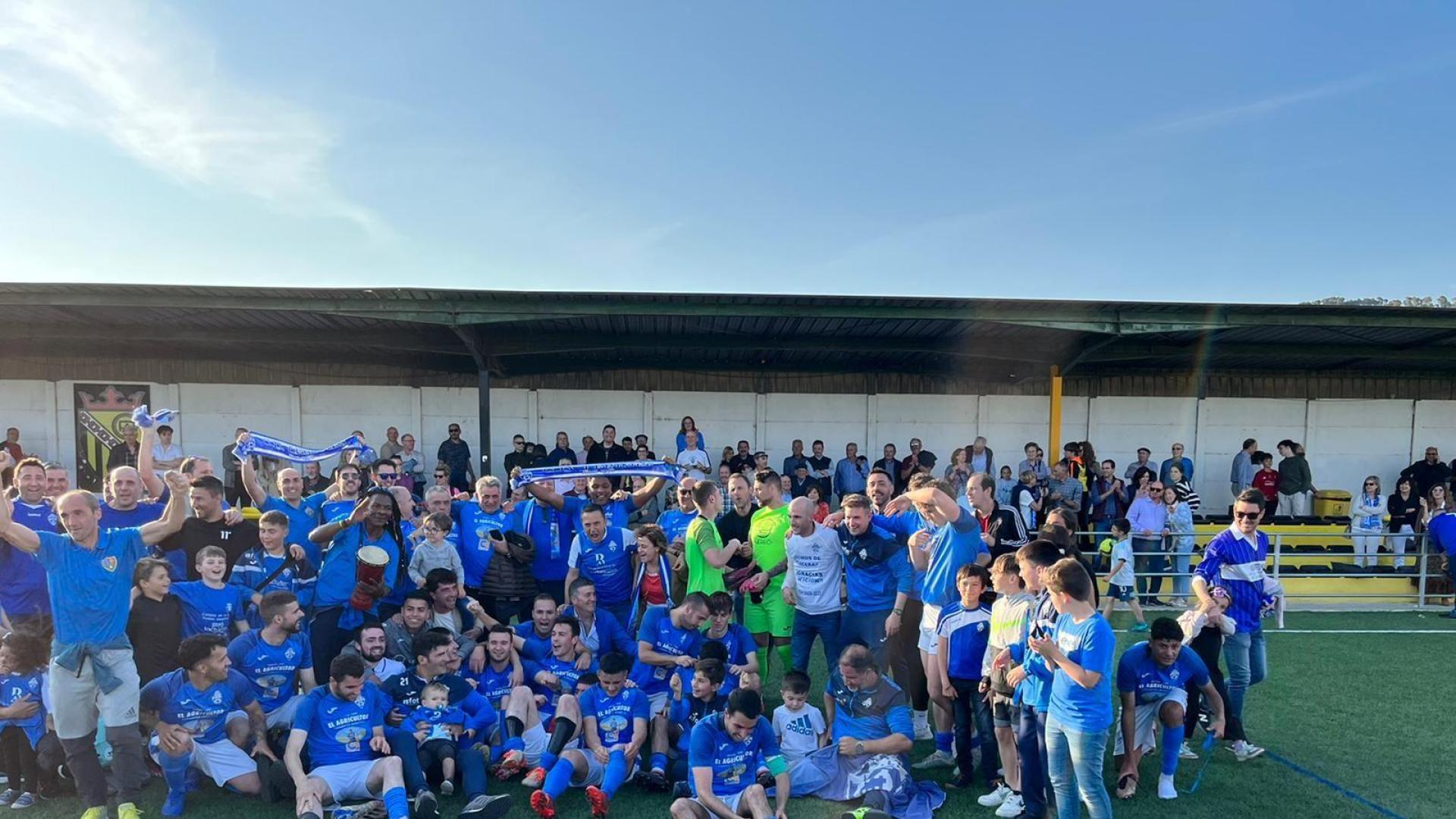 La plantilla del Lerinés celebra junto a su afición el ascenso a la Tercera