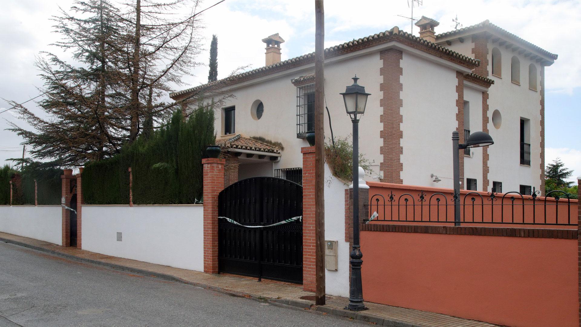 La Guardia Civil ha abierto una investigación a raíz del hallazgo este sábado de los cuerpos sin vida de una mujer de 38 años, embarazada, y de su hijo de 3 años en un chalé del término municipal de Las Gabias (Granada)