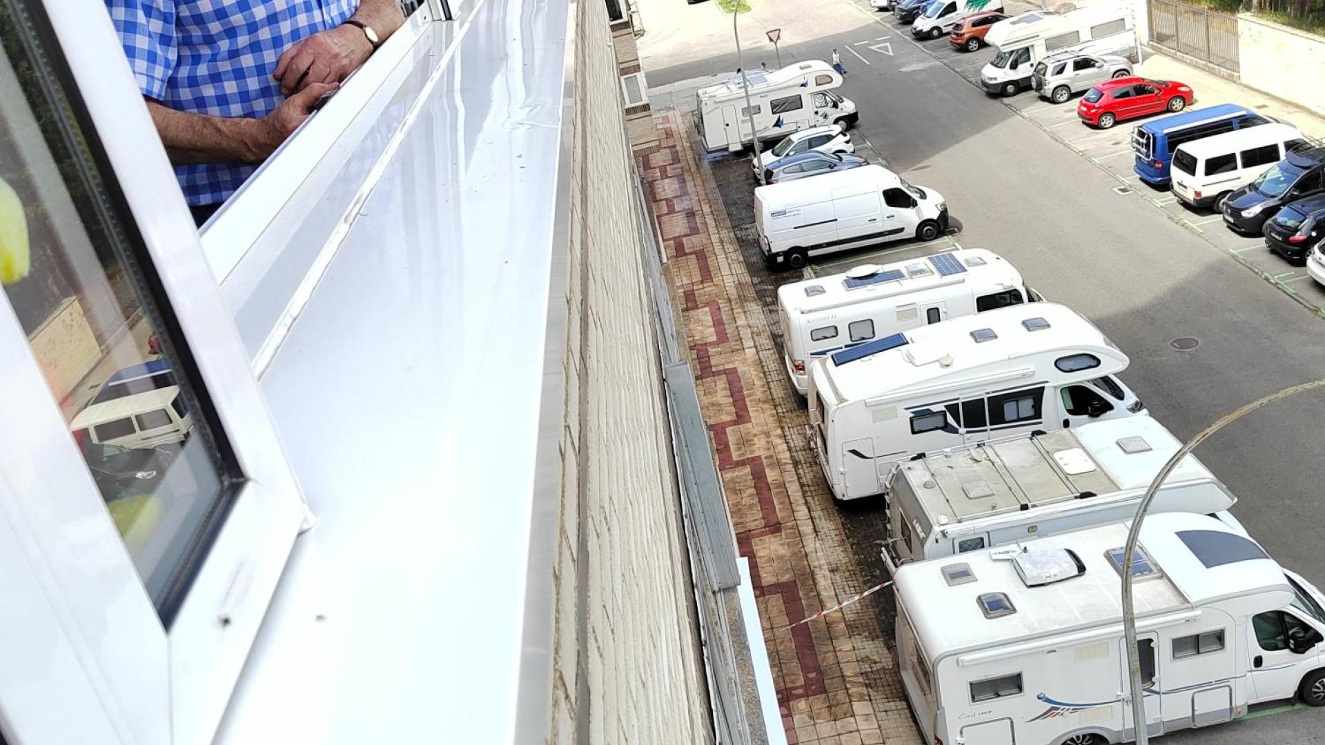 José Calvo González, de 76 años, por la ventana por la que fue rescatado