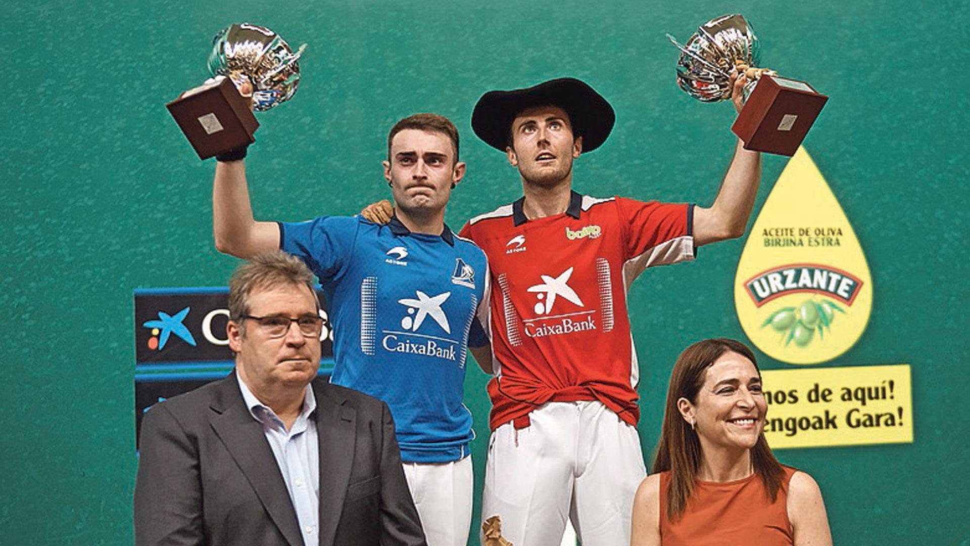 El podio, con los dos finalistas y las autoridades, en el Labrit