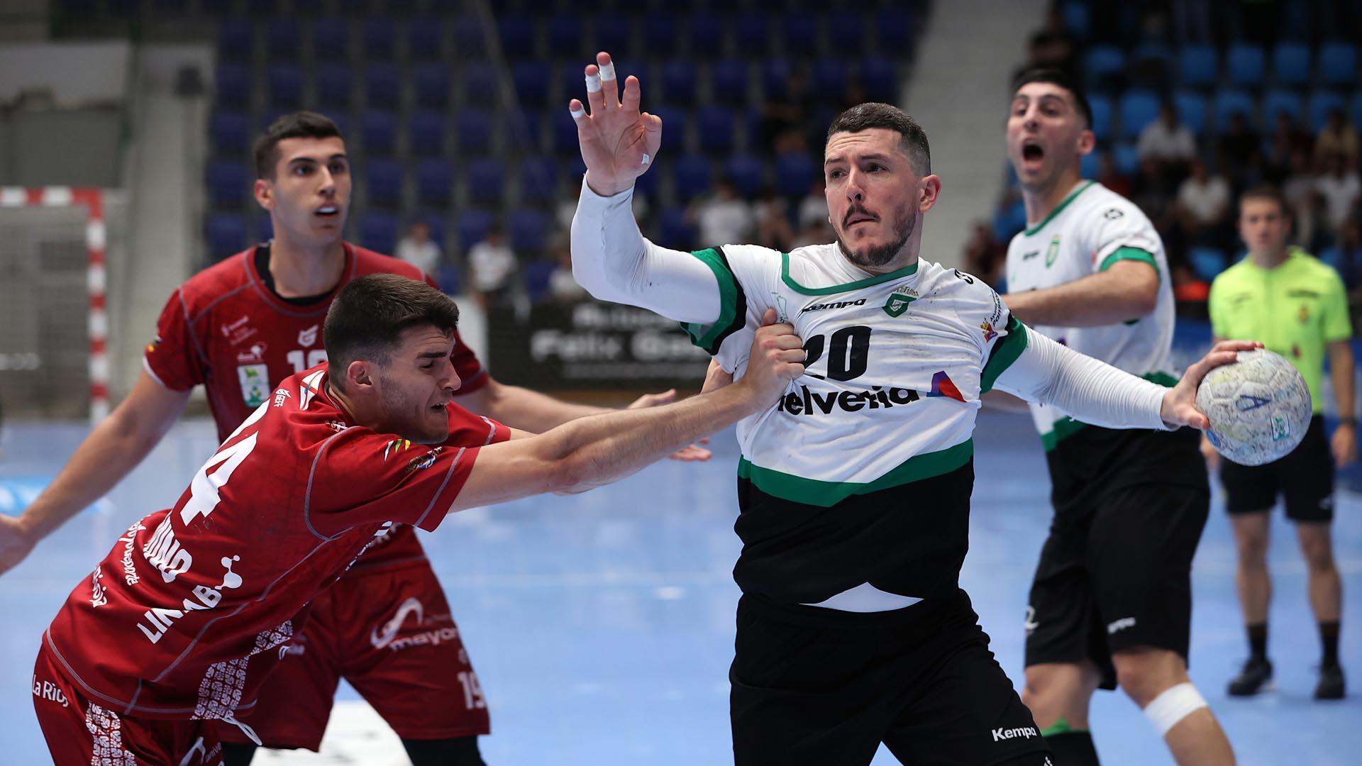 Fotos del Helvetia Anaitasuna tras el partido ante el Logroño y despedida de Carlos Chocarro e Ibai Meoki.