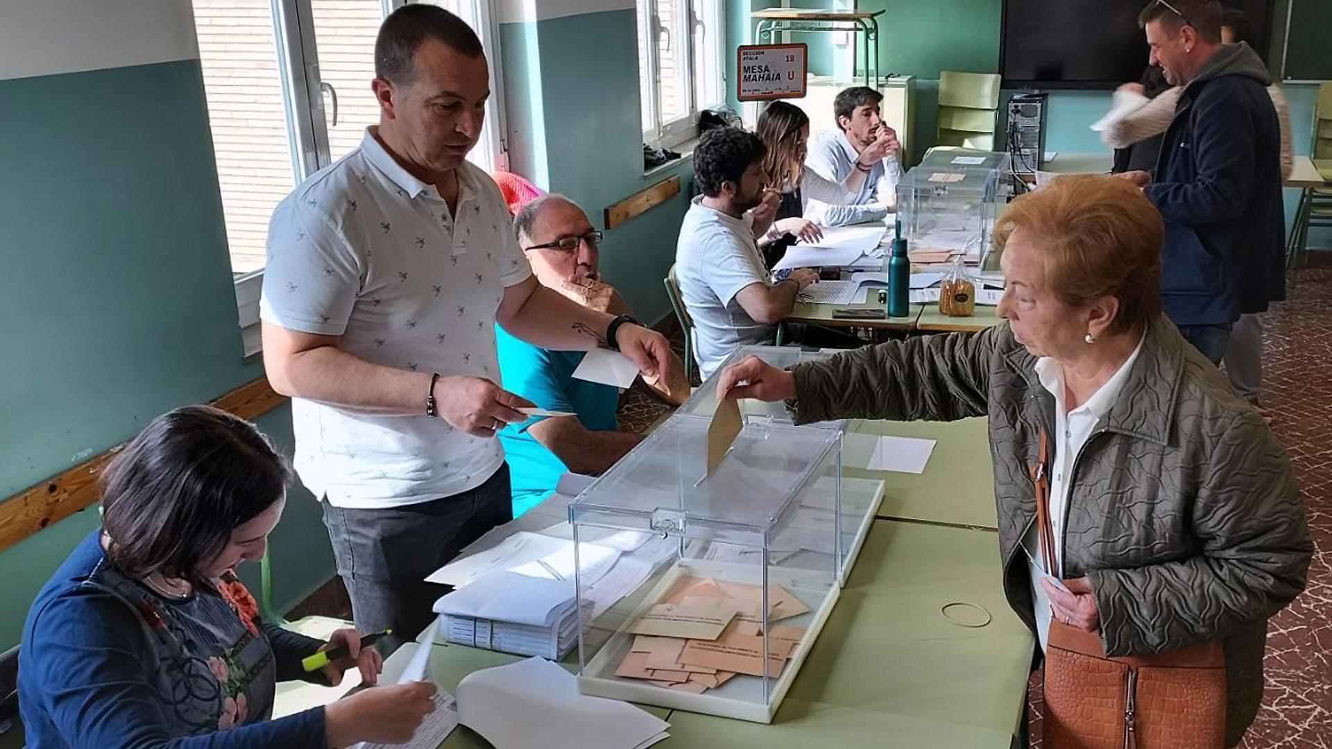 Una persona vota este domingo en el Colegio Blanca de Navarra