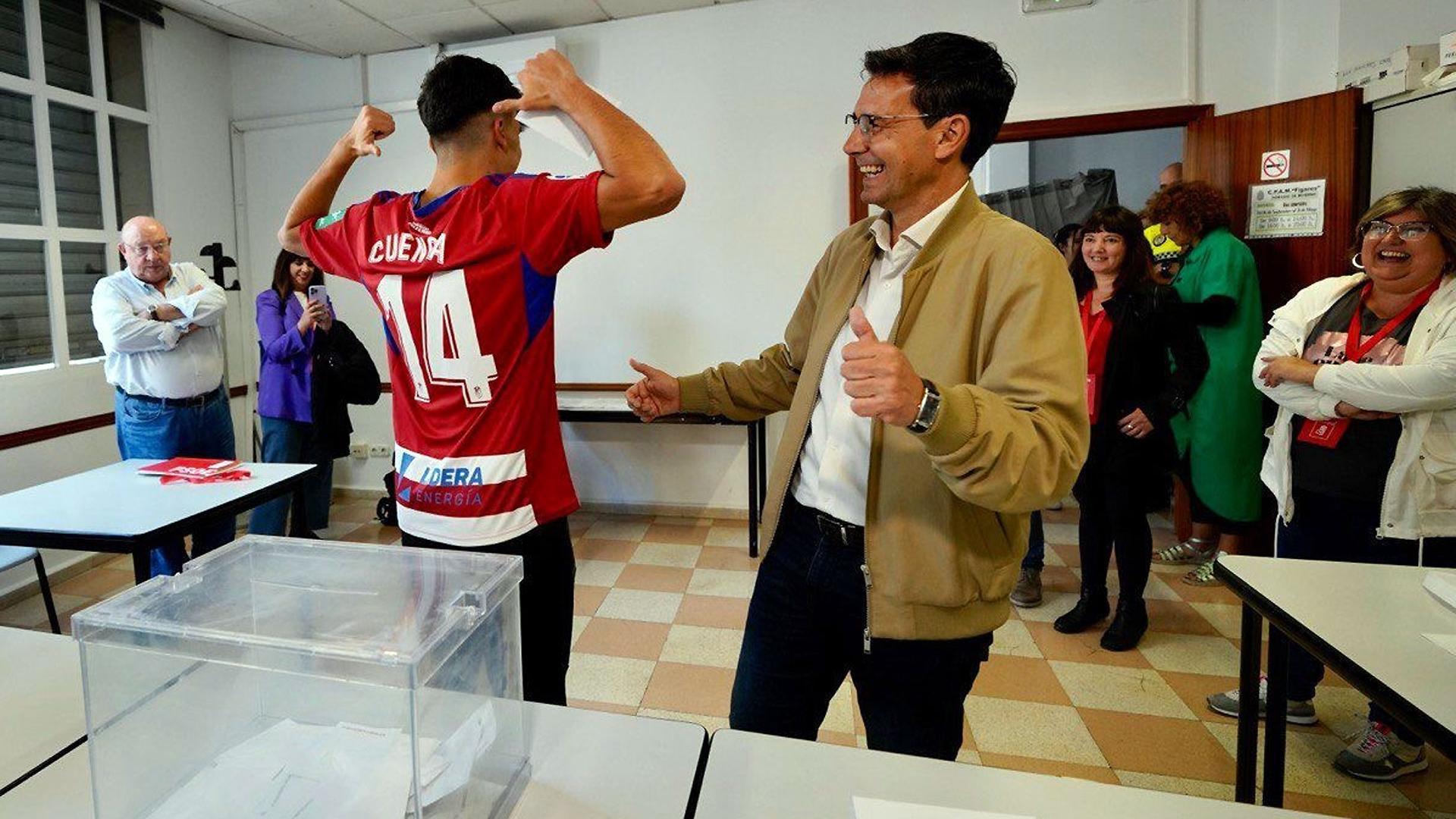 El alcalde de Granada y candidato del PSOE a la reelección, Francisco Cuenca, junto a un aficionado tras votar en el Centro de Participación Activa para Mayores Fígares