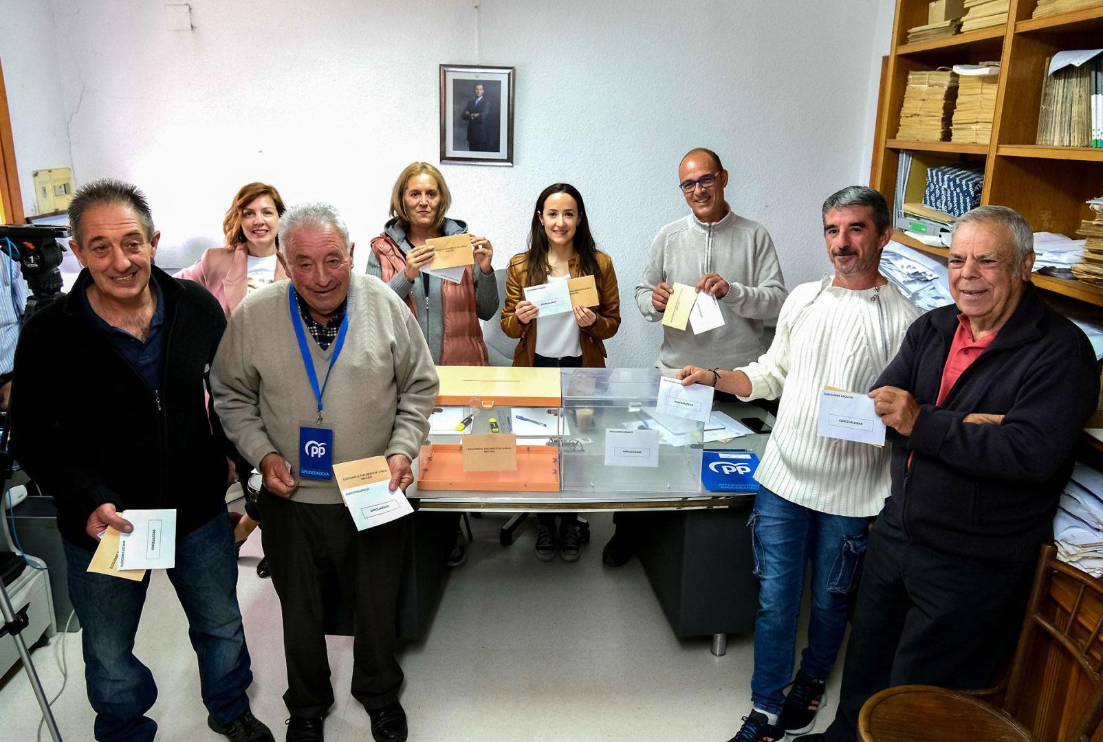 El alcalde de la localidad riojana de Villarroya, Salvador Pérez (2i), posa con sus vecinos tras votar este domingo durante las elecciones municipales y autonómicas