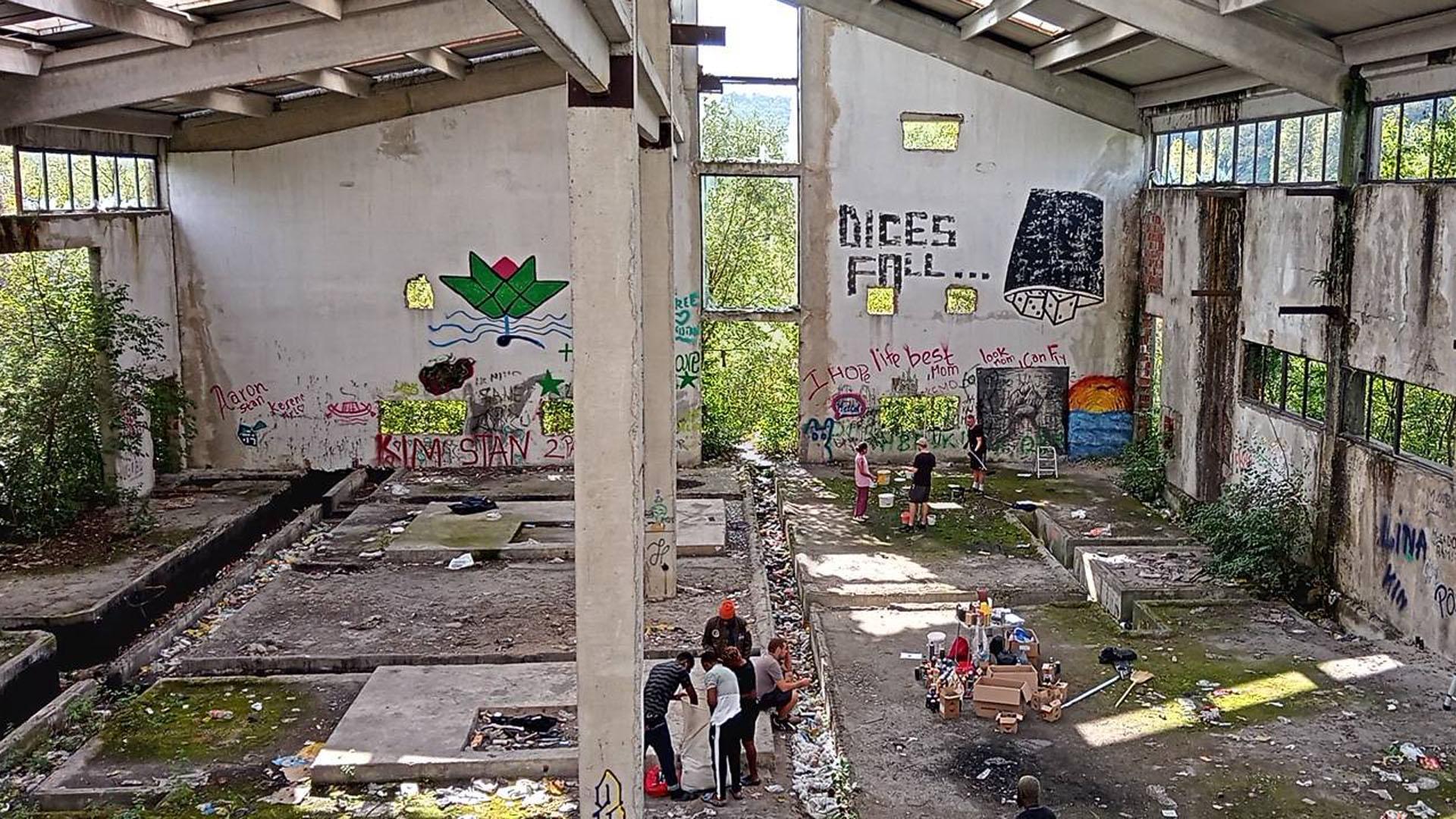“Una fábrica abandonada es para muchos un lugar de asentamiento temporal”, a la espera de cruzar la frontera, a escasos kilómetros de Velika Kladusa (Bosnia-Herzegovina)