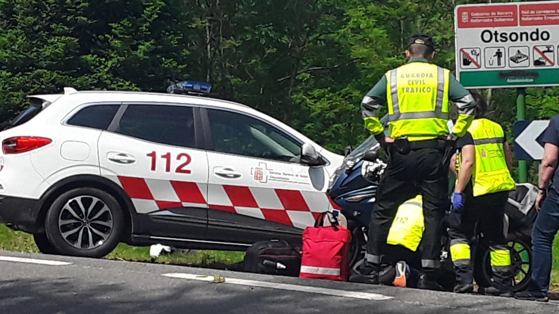 La Guardia Civil auxiliando a un motorista que ha sufrido una caída en el puerto de Otsondo