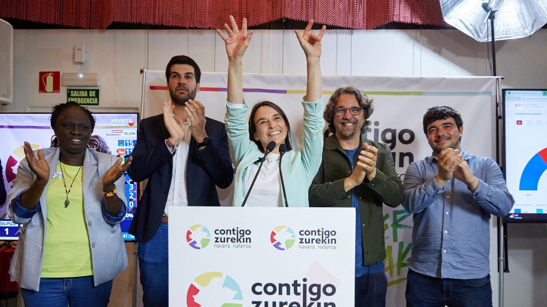 Begoña Alfaro, con los brazos en alto, celebra los resultados en los comicios este domingo