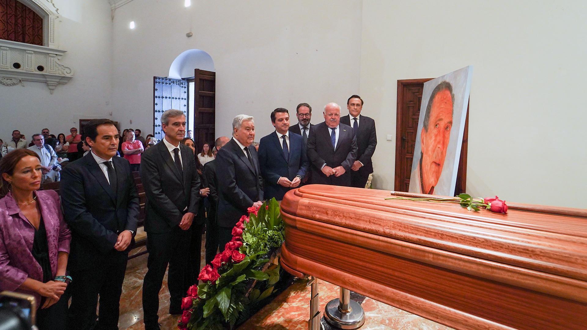 La capilla ardiente por Antonio Gala se ha instaladao en la sede de la fundación para jóvenes creadores que lleva su nombre en Córdoba