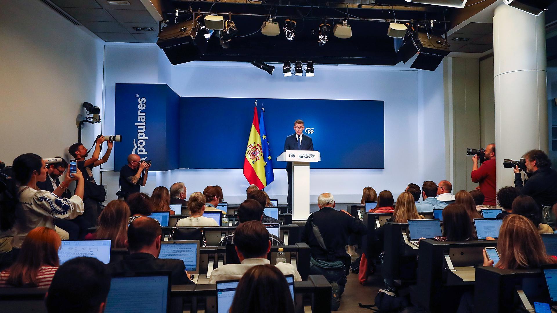El presidente del PP, Alberto Núñez Feijóo, durante la rueda de prensa ofrecida tras la convocatoria de elecciones generales anunciada por el presidente del Gobierno, Pedro Sánchez
