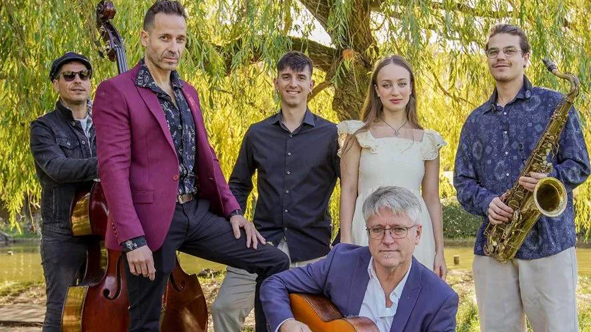 En primer plano, el poeta Javier Asiáin (izq.) y el guitarrista Pedro Planillo. Detrás: Jorge Sánchez (contrabajo), Dani Domínguez (batería y percusiones), Maia Catalán (cantante) y Adrián A. Buenaga (saxofón).