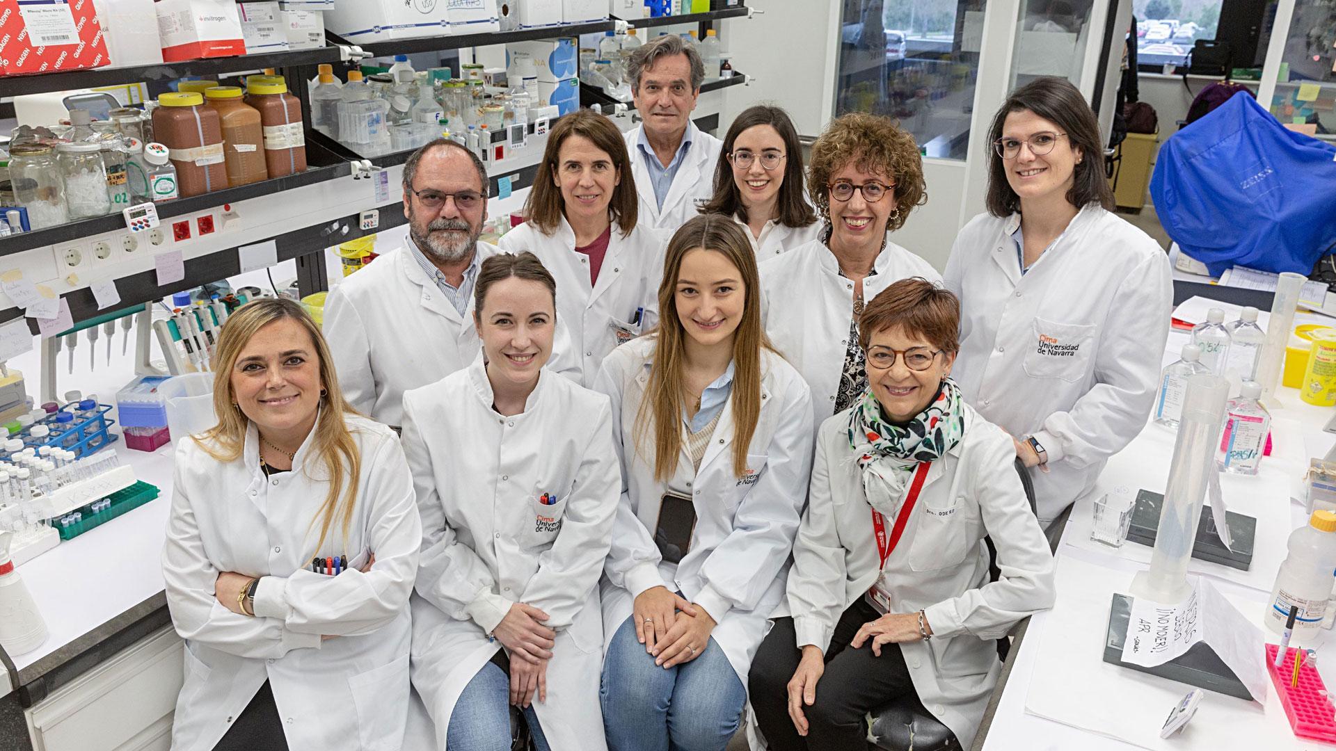 Delante: Carmen Vicente, Silvia Romero, Irene Peris, Maria Dolores Odero. Detrás: Vicente Fresquet, Nerea Marcotegui, José Ángel Martínez Climent, Andrea Torres, Maria Del Carmen Mateos, Cristina Alburquerque (ausente) y Elena Arriazu, del Cima Universidad de Navarra y del Hospital Universitario de Navarra