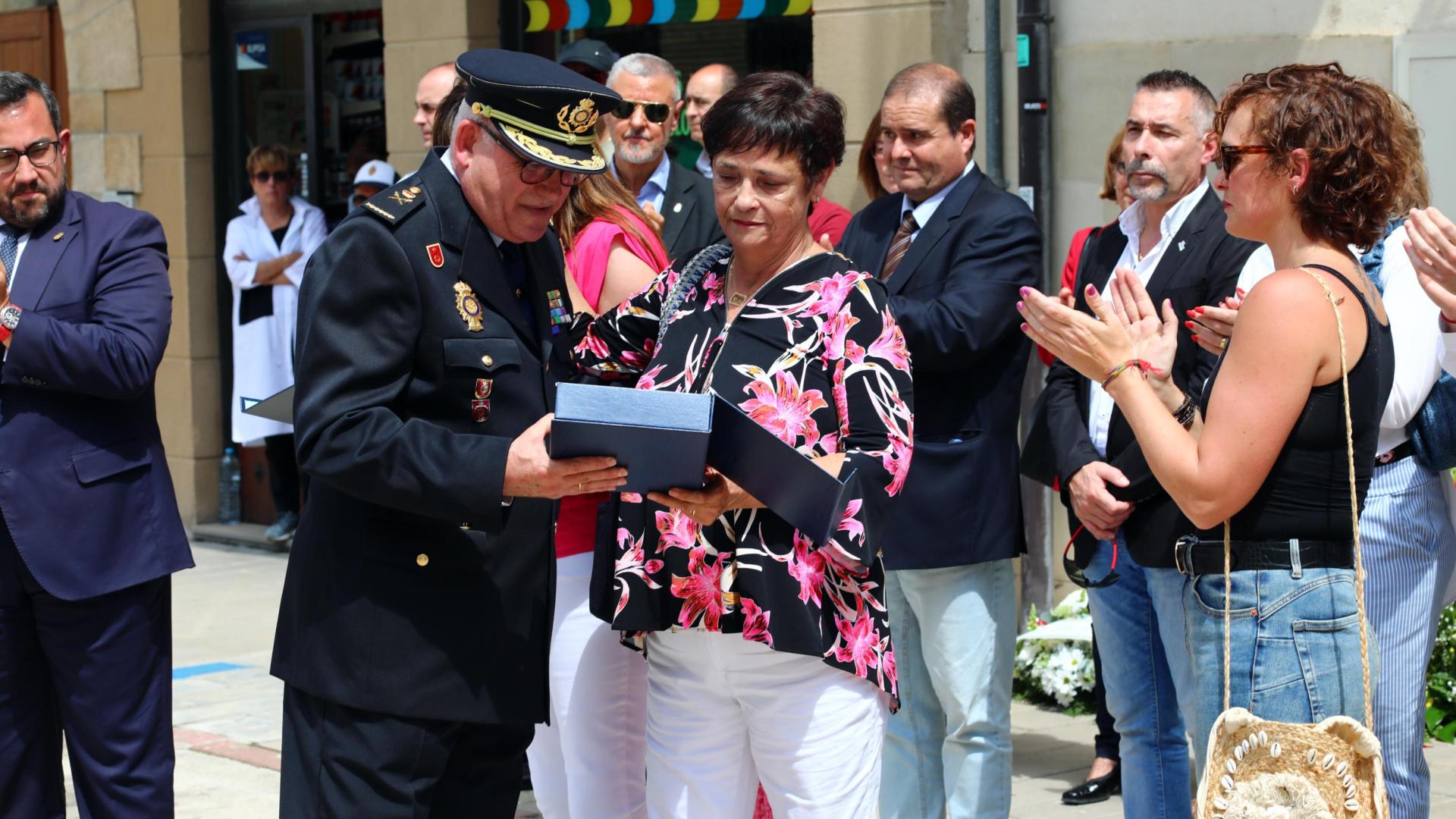Instante en que el jefe superior de Policía Nacional en Navarra, José María Borja Moreno, entrega a la viuda de Julián Embid, el primer carnet y placa de su marido asesinado por ETA en Sangüesa hace 20 años.