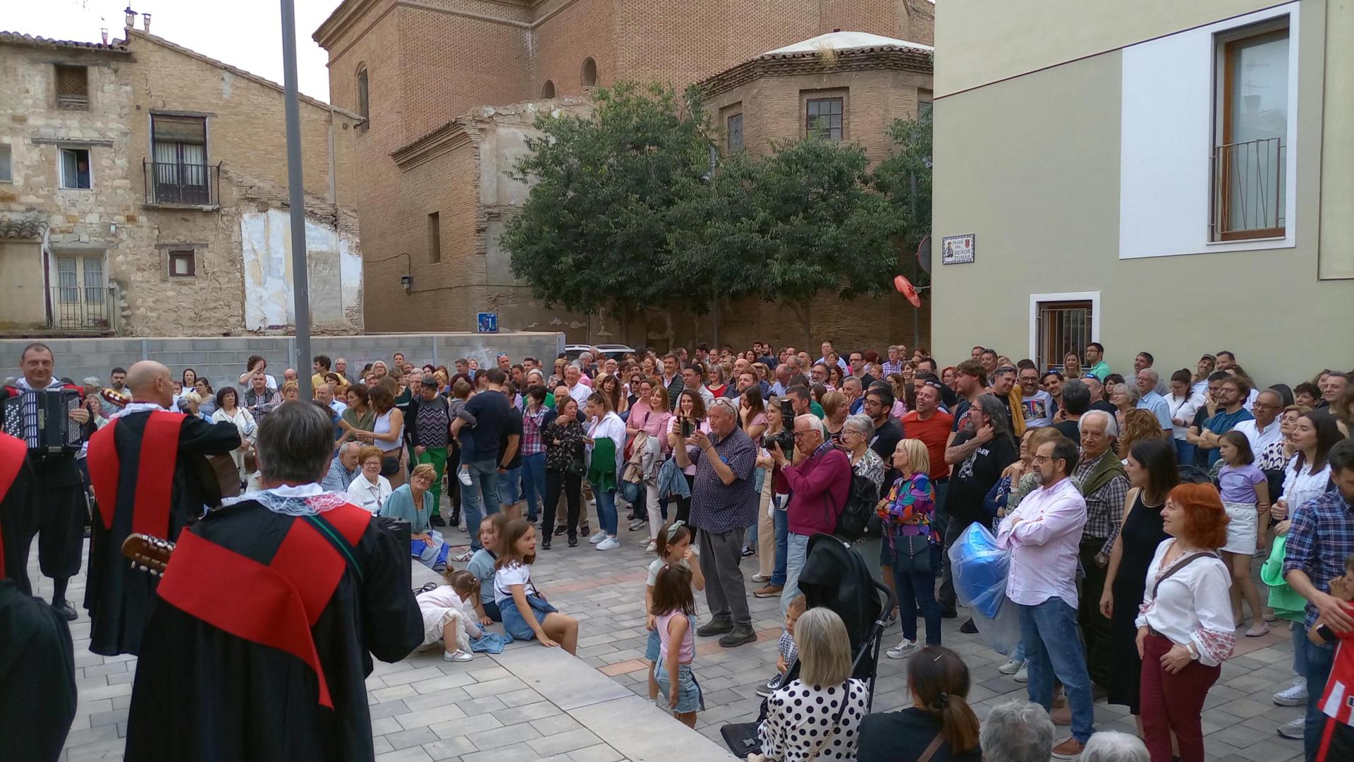 Instante del homenaje a Gerardo Martínez Pérez, el Señor Tomás, que se celebró en la plaza que lleva su nombre enclavada en el Casco Antiguo de Tudela