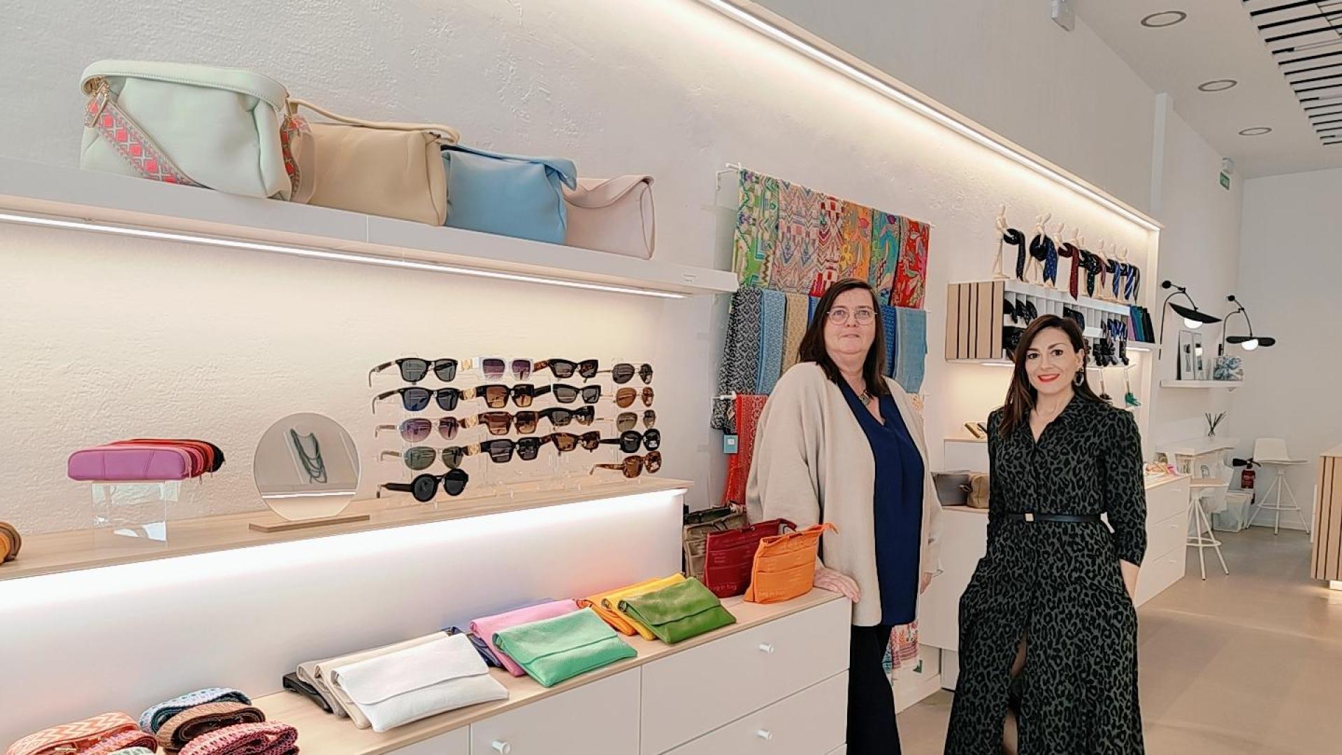 María Lacasa y Patricia Martínez, en los expositores de Godetia, en la calle Estella