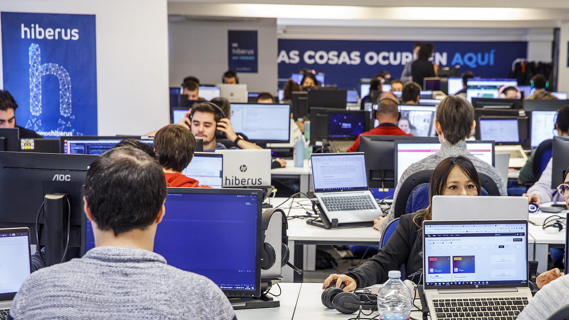 Varias personas trabajan en la sede de Hiberus