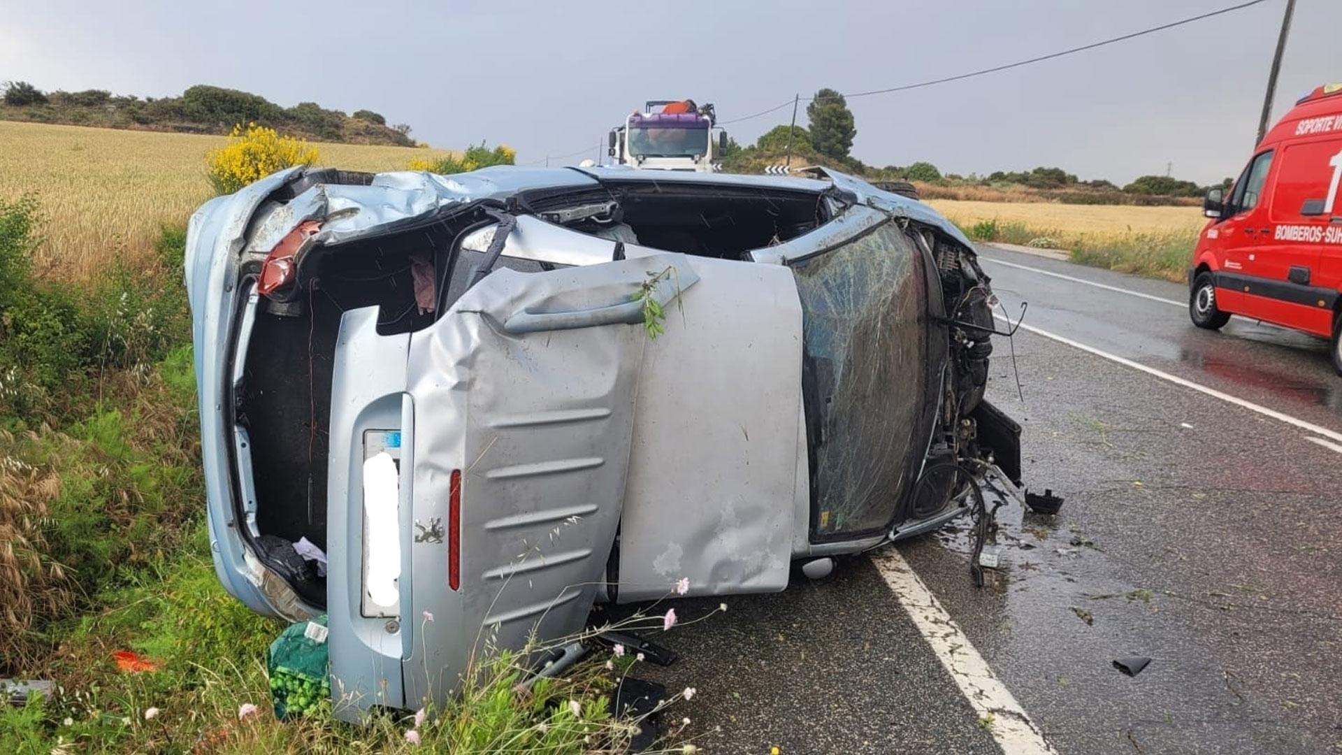 Estado en el que ha quedado el vehículo tras volcar en la NA-132, en el término municipal de Tafalla