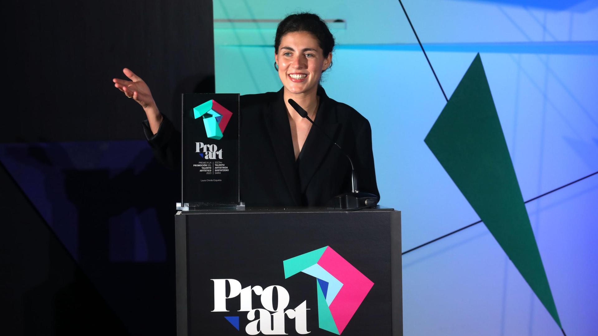 La autora navarra Laura Chivite Ezkieta, durante su discurso de ayer en Baluarte, tras recibir el premio a la Promoción del Talento Artístico 2023.