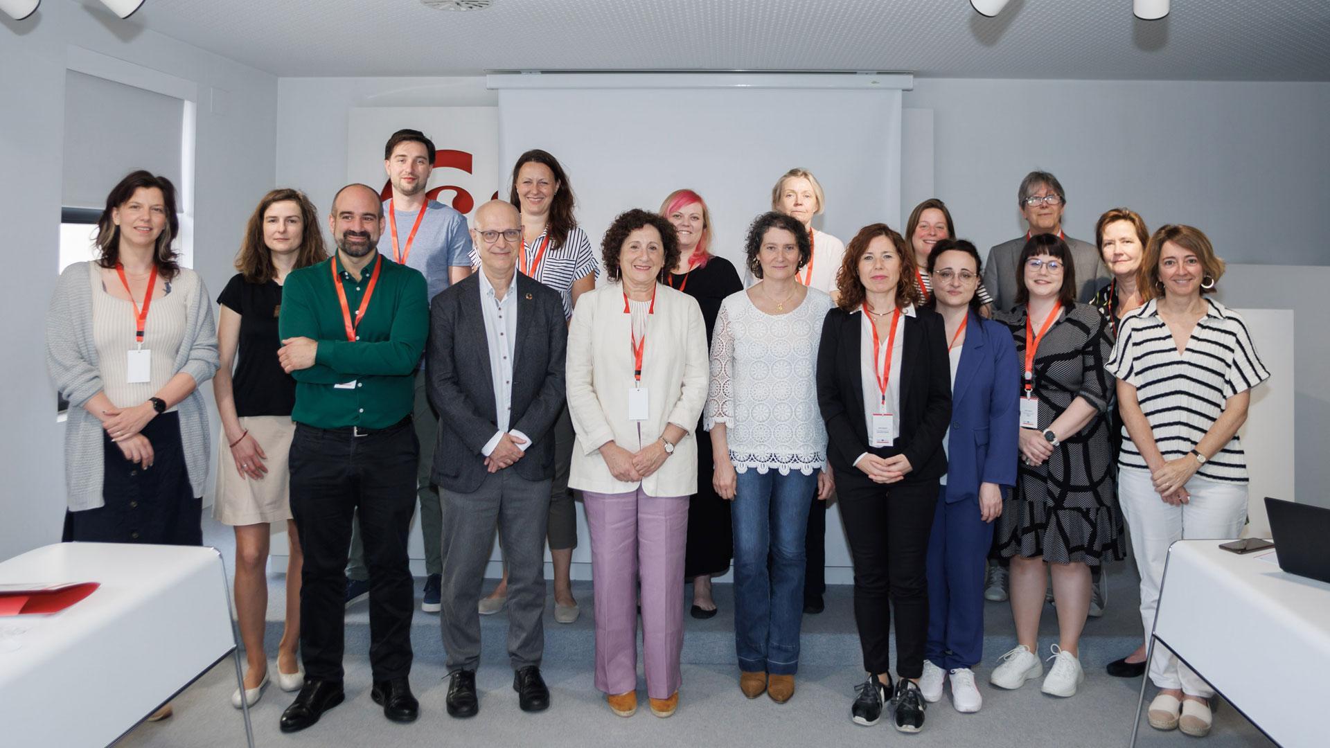 Foto de grupo de la consejera Maeztu con representantes de las 5 regiones europeas participantes en el encuentro