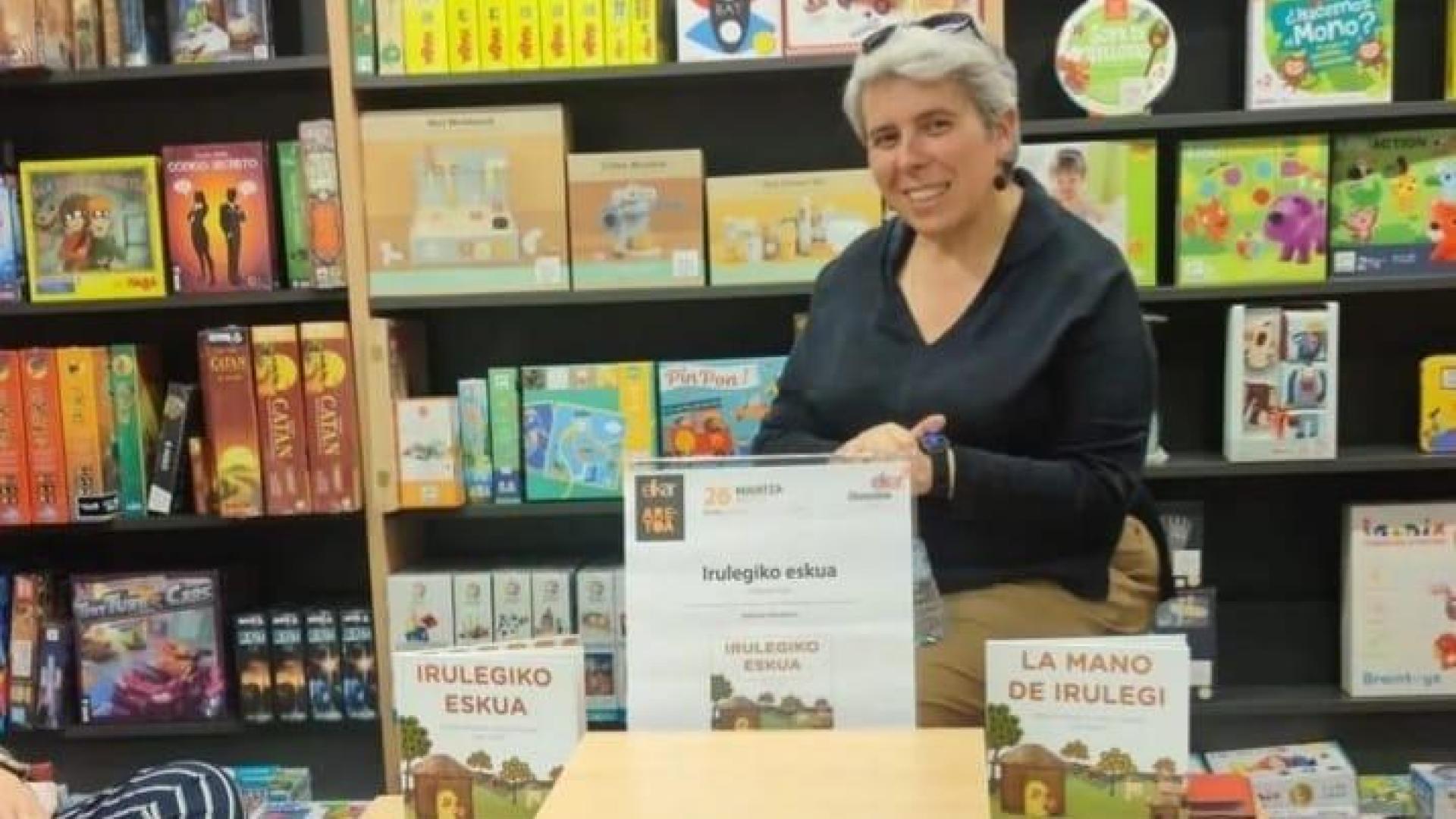 La escritora y periodista Bakarne Atxucarro presenta hoy en Estella  el cuento infantil 'La mano de Irulegi/Irulegiko eskua’.