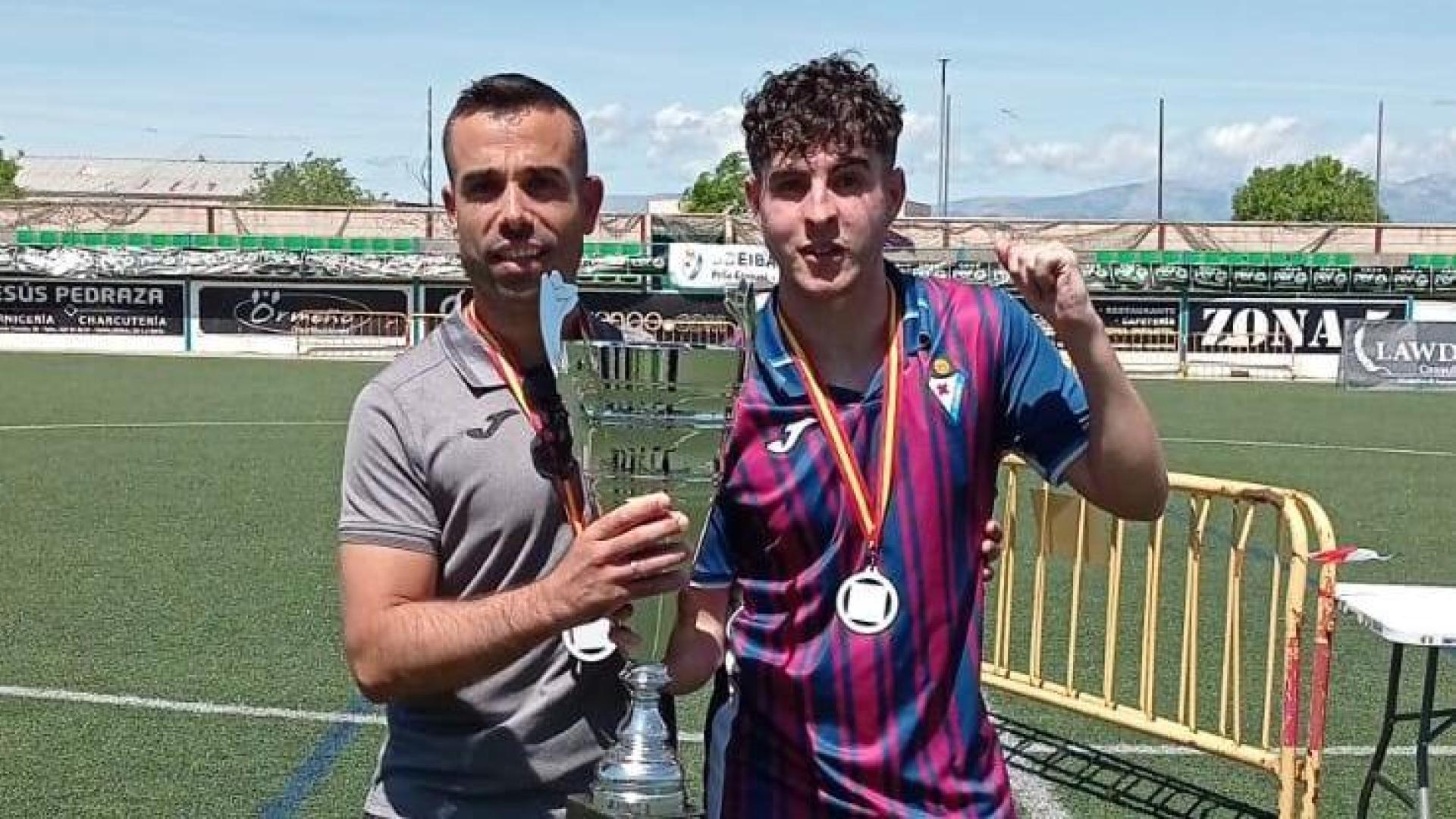 El pamplonés Ibai Goikoetxea Fonsea con el entrenador del SD Eibar de fútbol adaptado.