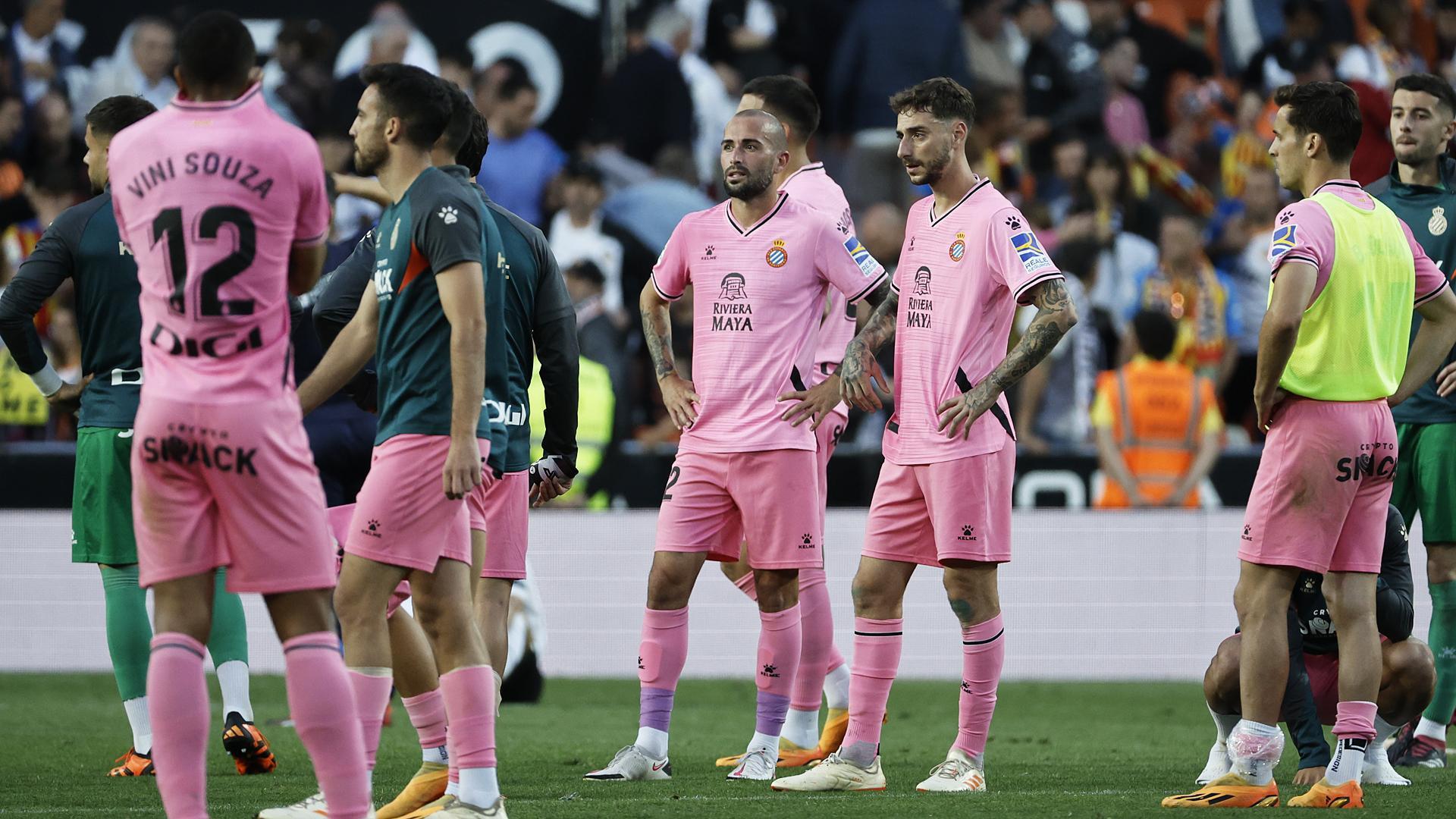 Tristeza entre los jugadores del RCDE Espanyol tras empatar contra el Valencia y confirmar el descenso a Segunda División