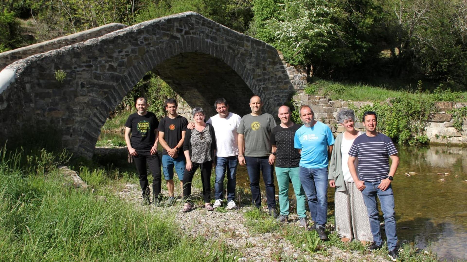 Los 9 candidatos de EH Bildu posan en Ibilcieta. Desde la izda.: Raúl Carretero, Koldo Vicente, Mila Zubiri, Juan Ángel Contín, Iñaki De Carlos, José Ángel Molinero, Gustavo Goiena, Maitane Eslava y Unai Yarza
