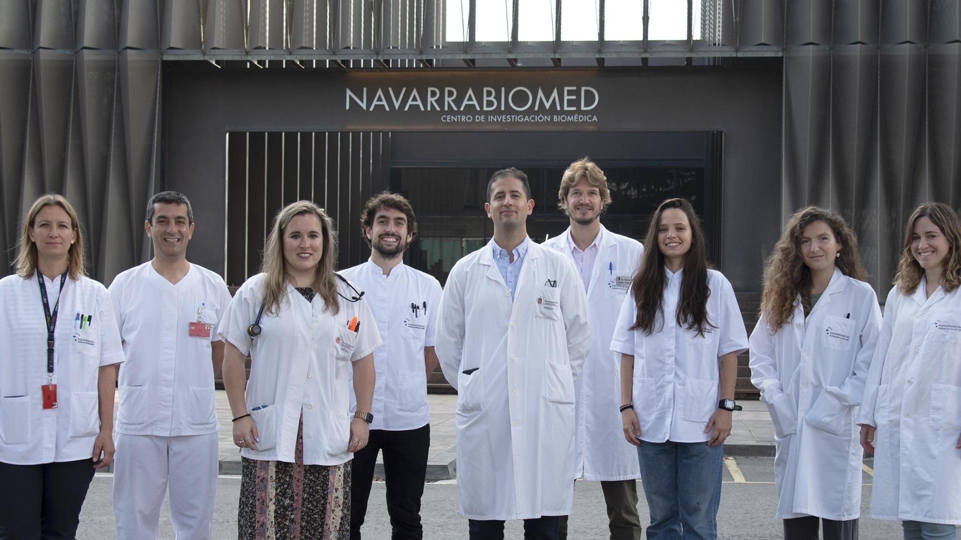 En el centro, Bernardo Abel Cedeño, junto a profesionales de Geriatría del HUN y Navarrabiomed