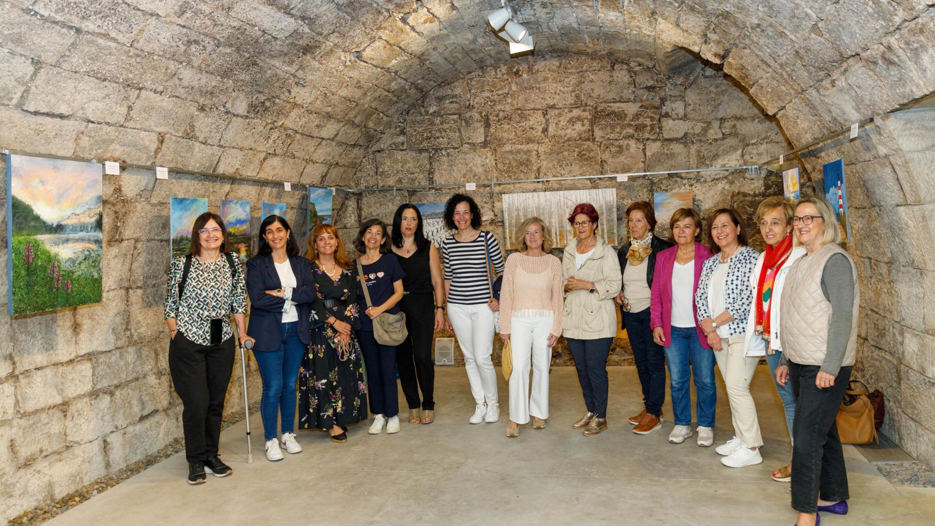 A: BLANCA ALDANONDO
F: 01/06/2023
P: DE IZDA. A DCHA.; LAS CONCEJALAS, INES MUNUERA AMADOR Y MERCHE AÑON MONTON, AMAYA PEREZ ZARDOYA (TECNICA DE CULTURA), LAS AUTORAS; MARTA ECHEVARRIA TELLERIA, MARIAN VICENTE DOMEÑO, GEMMA MOLERO CINTORA, MERCHE ROMEO ARNEDO, CRISTINA RUPEREZ PALOMAR, TERESA LAINEZ APASTEGUI, AMPARO BOROBIO SOTO, KINI IZQUIERDO MONJE Y TERESA RODRIGUEZ RUIZ. Y LA CONCEJALA, ANICHU AGUERA ANGULO
L: TUDELA
T: INAUGURACION DE LA EXPOSICION DE PINTURA DE TRABAJOS FIN DE CURSO DE LA ASOCIACION DE MUJERES EL TAZON SANTA ANA