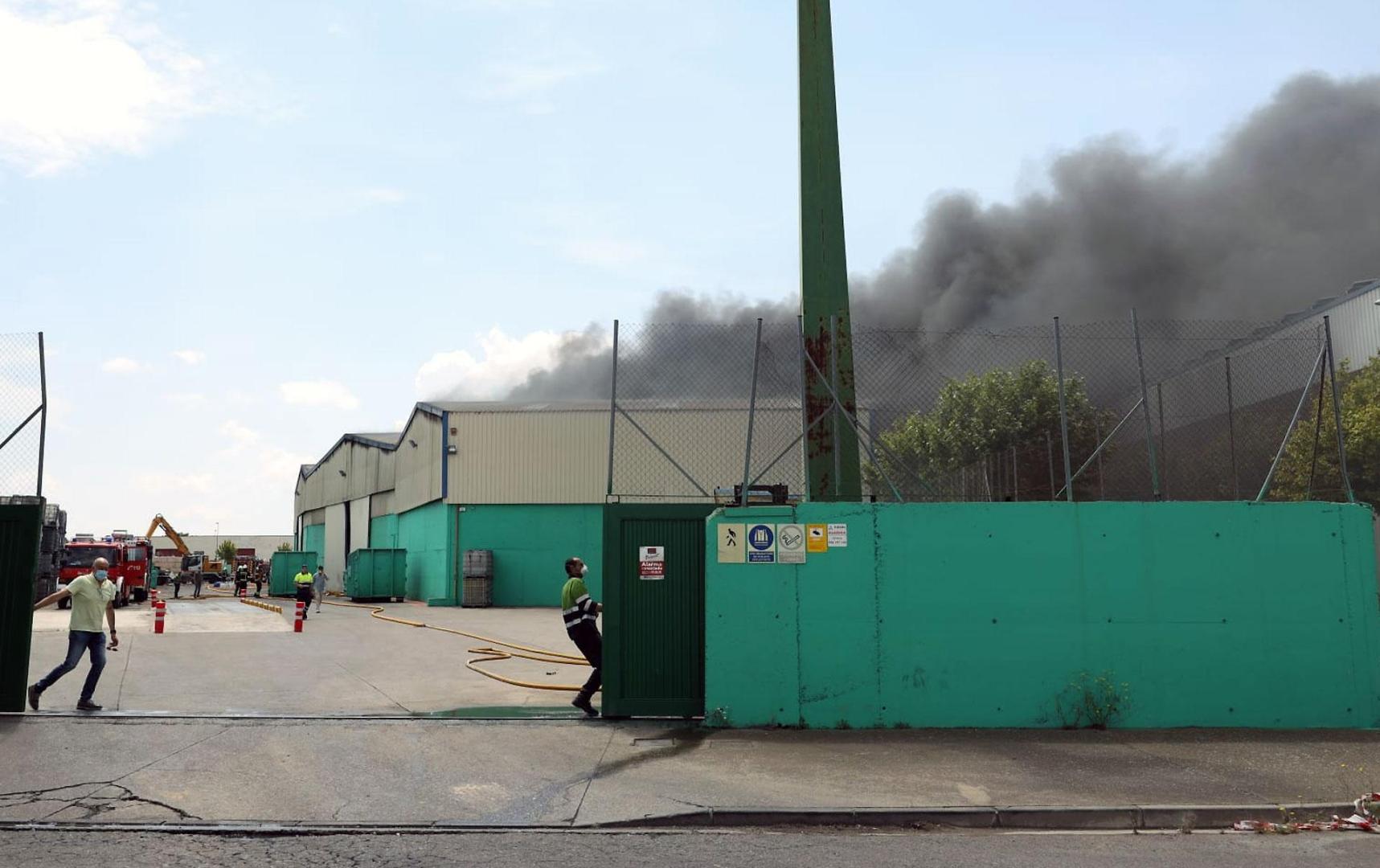 Vista del incendio en el polígono industrial de Cintruénigo