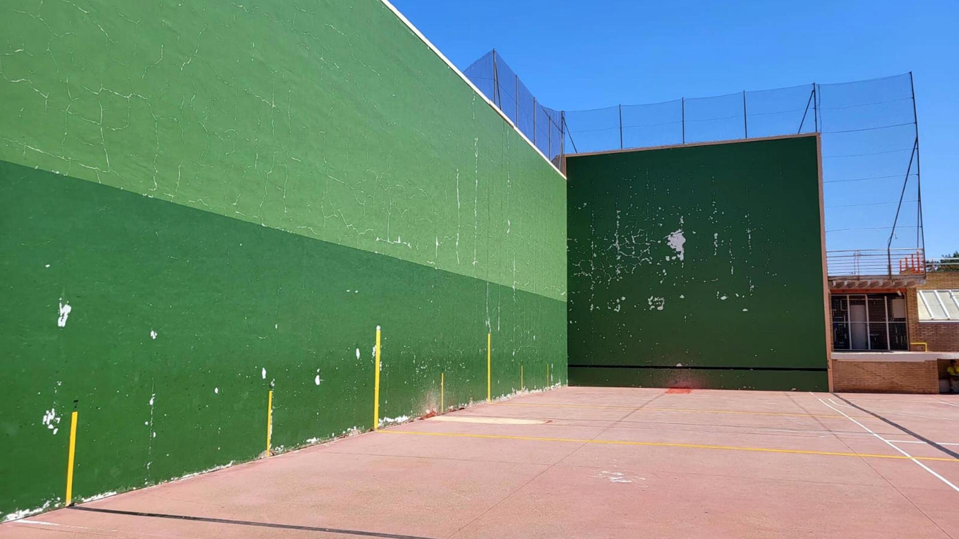 Imagen del frontón del complejo deportivo municipal Ribotas de Tudela